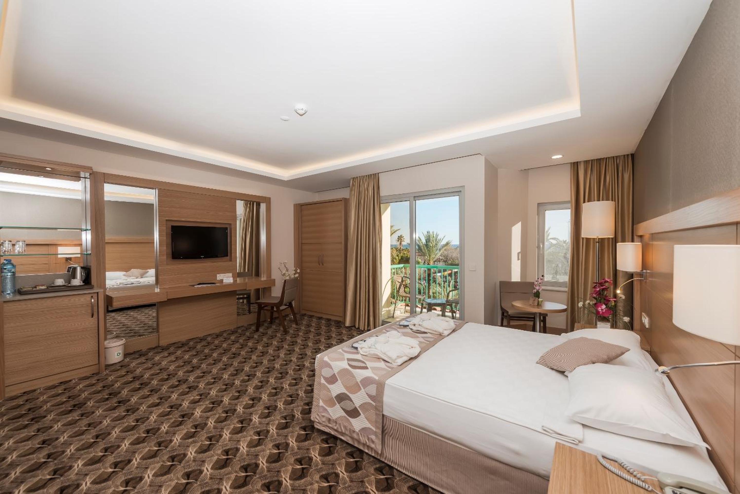 Standard Double Room with Sea View - Photo 3