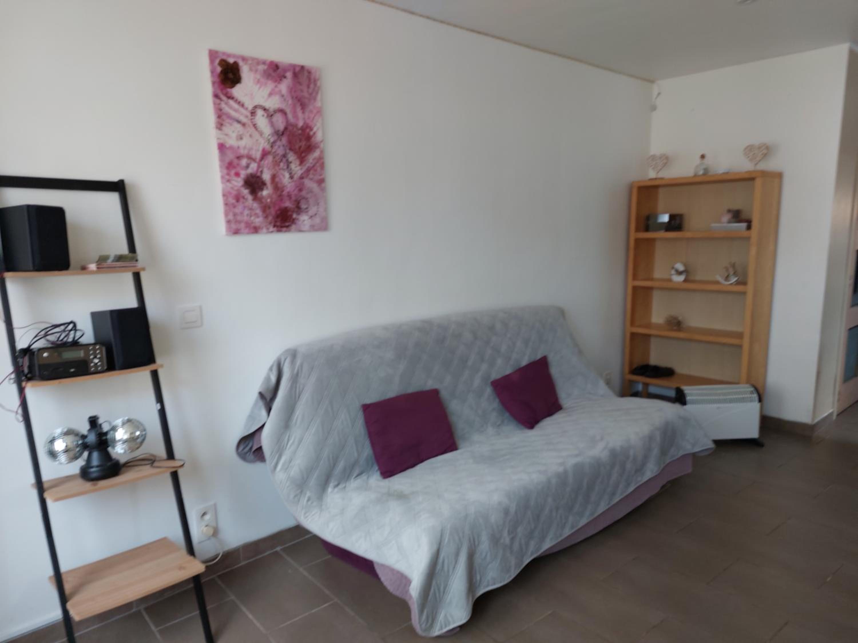 One-Bedroom Apartment photo 1