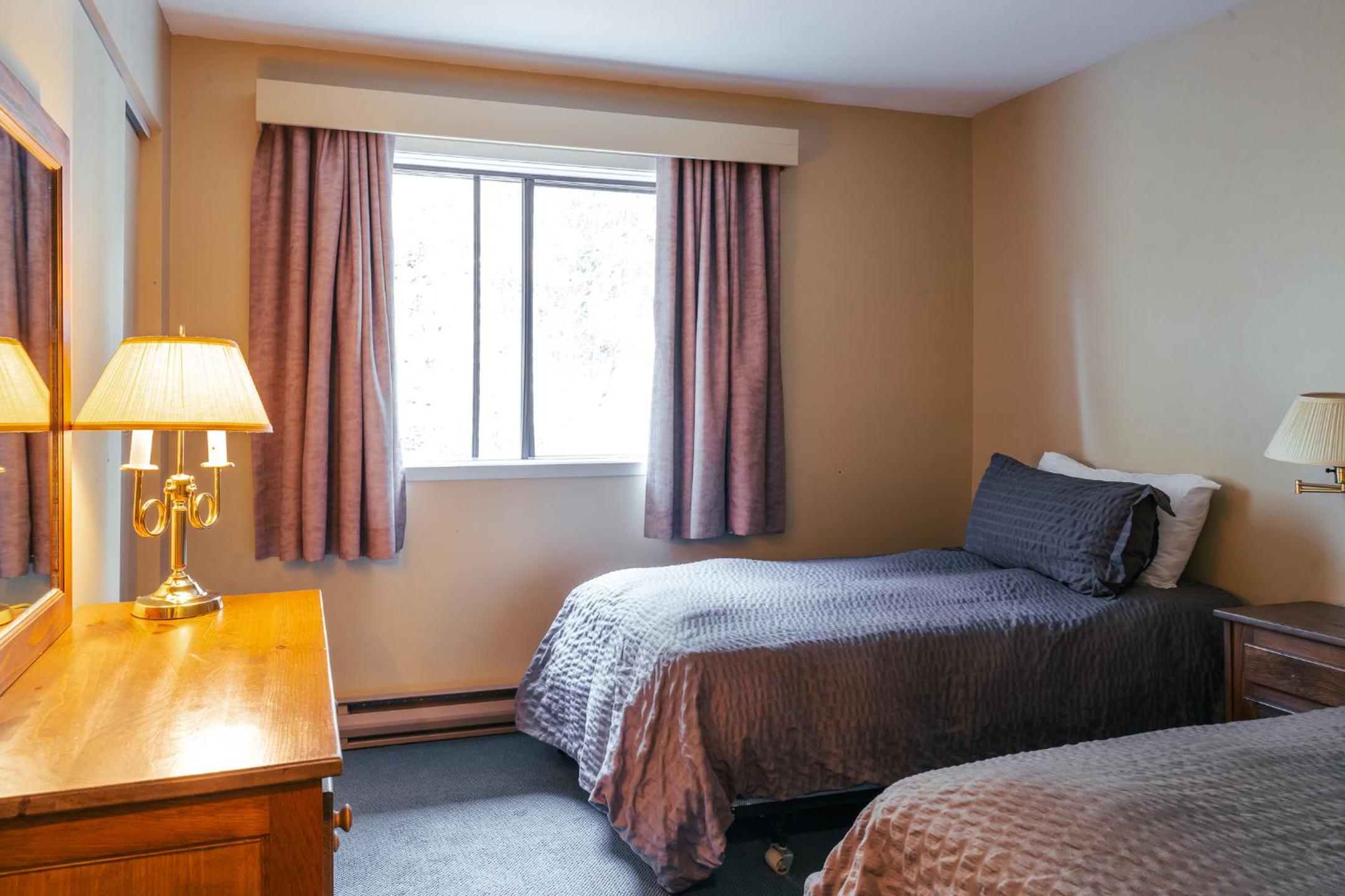 Mid-Mountain Three Bedroom Apartment (104), Ski in and Out