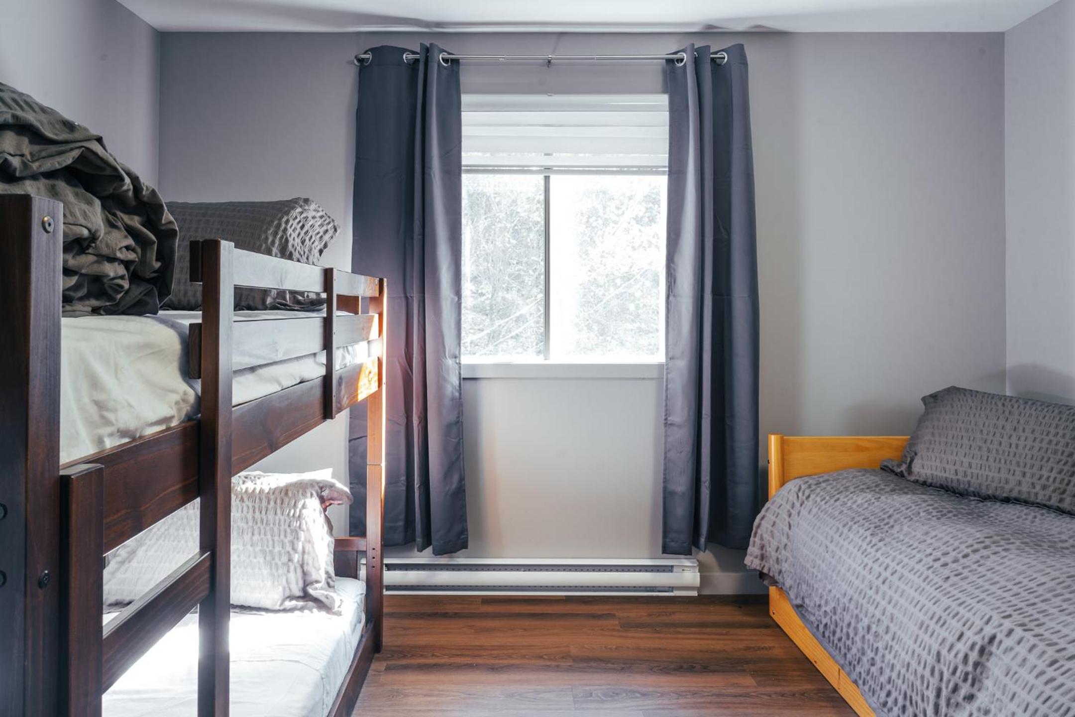 Mid-Mountain Two Bedroom Apartment (107), Ski in and Out
