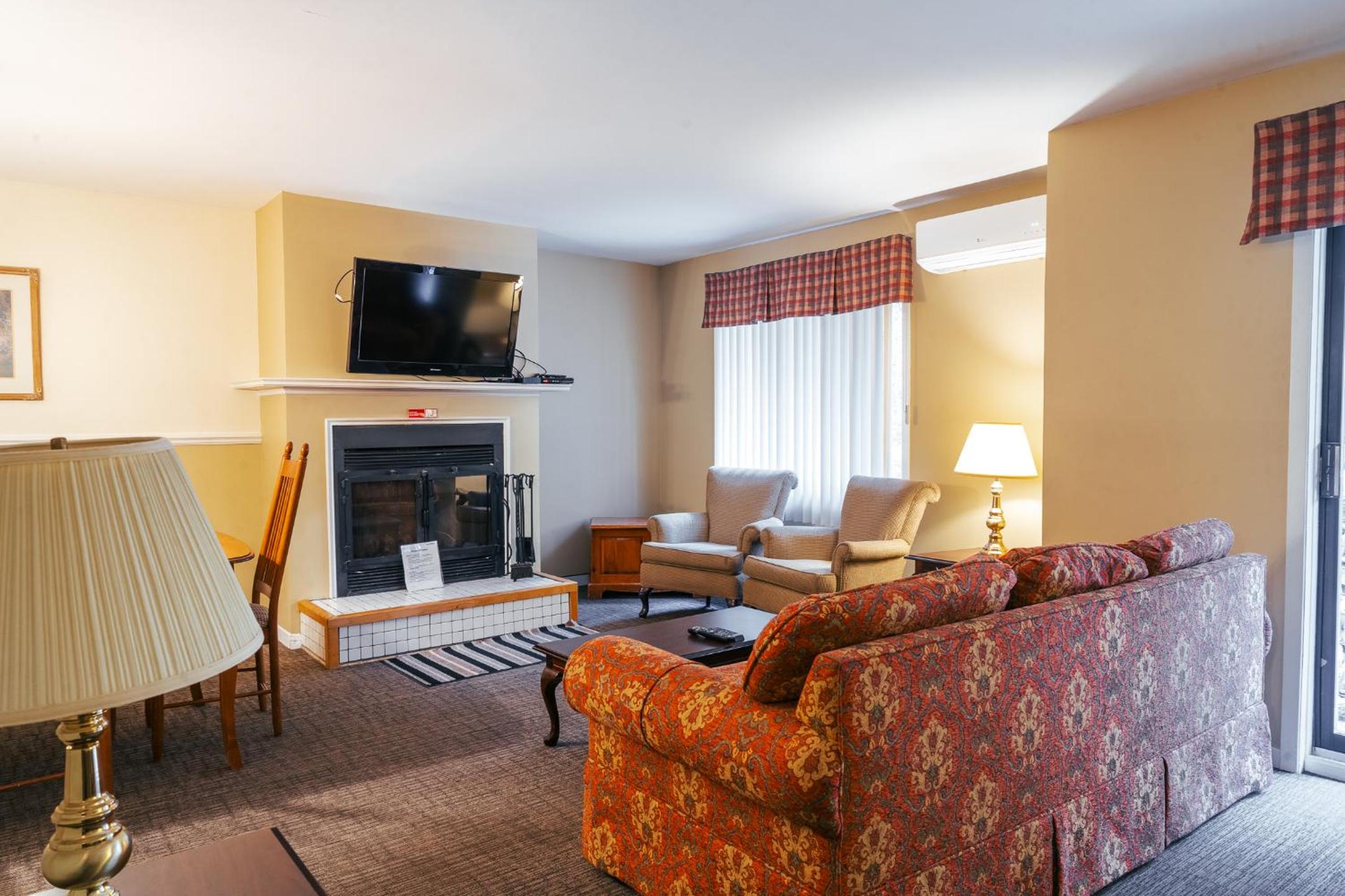 Mid-Mountain Three Bedroom Apartment (105), Ski in and Out