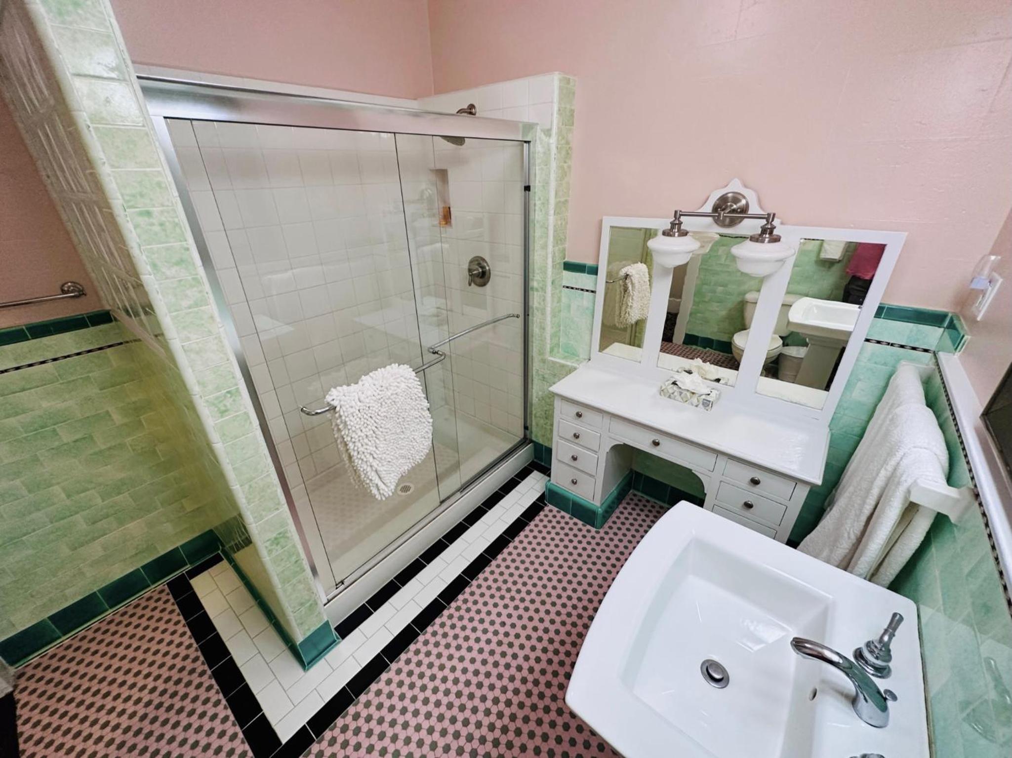 King Suite - Photo 2