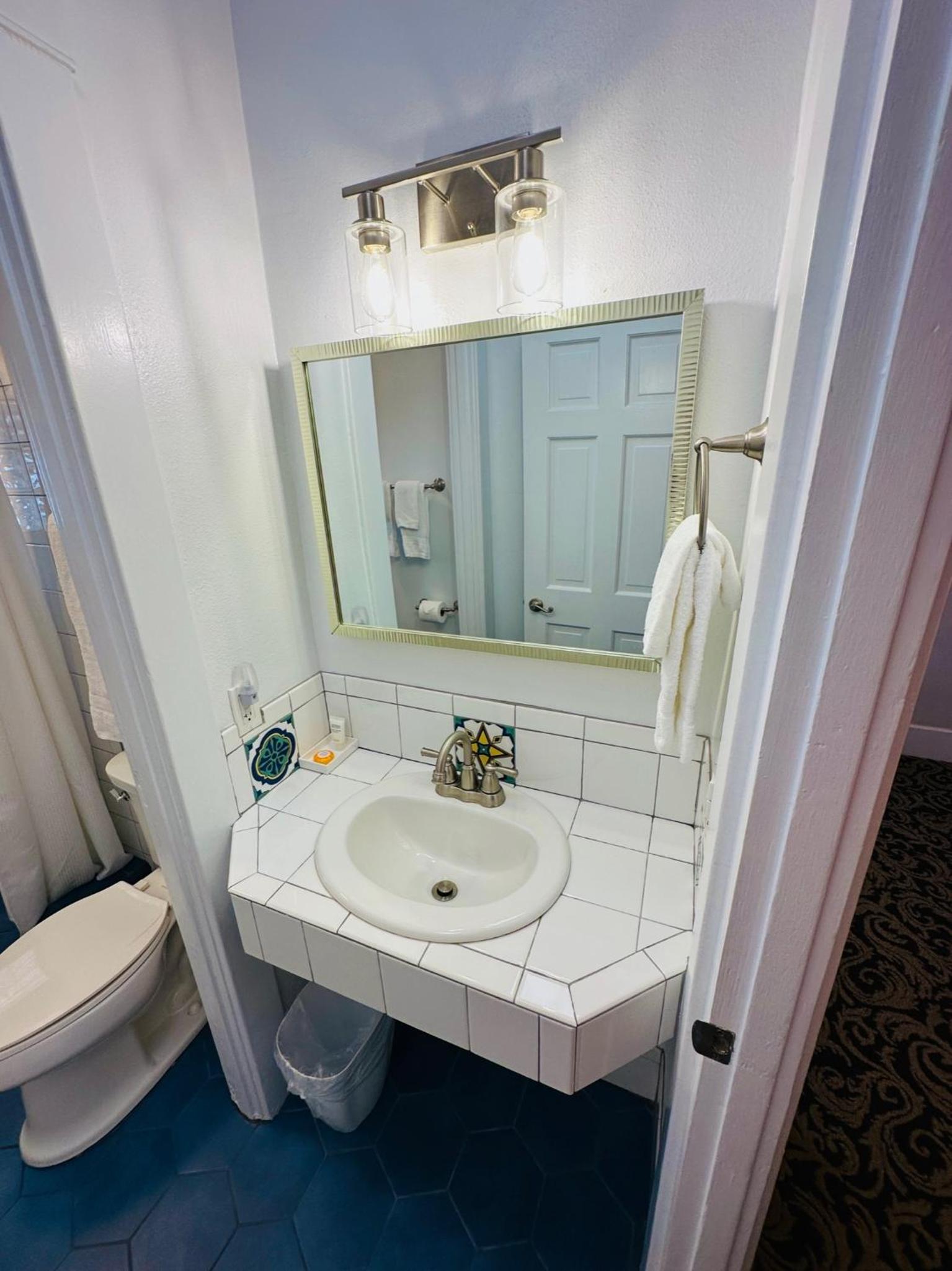Queen Suite - Photo 20