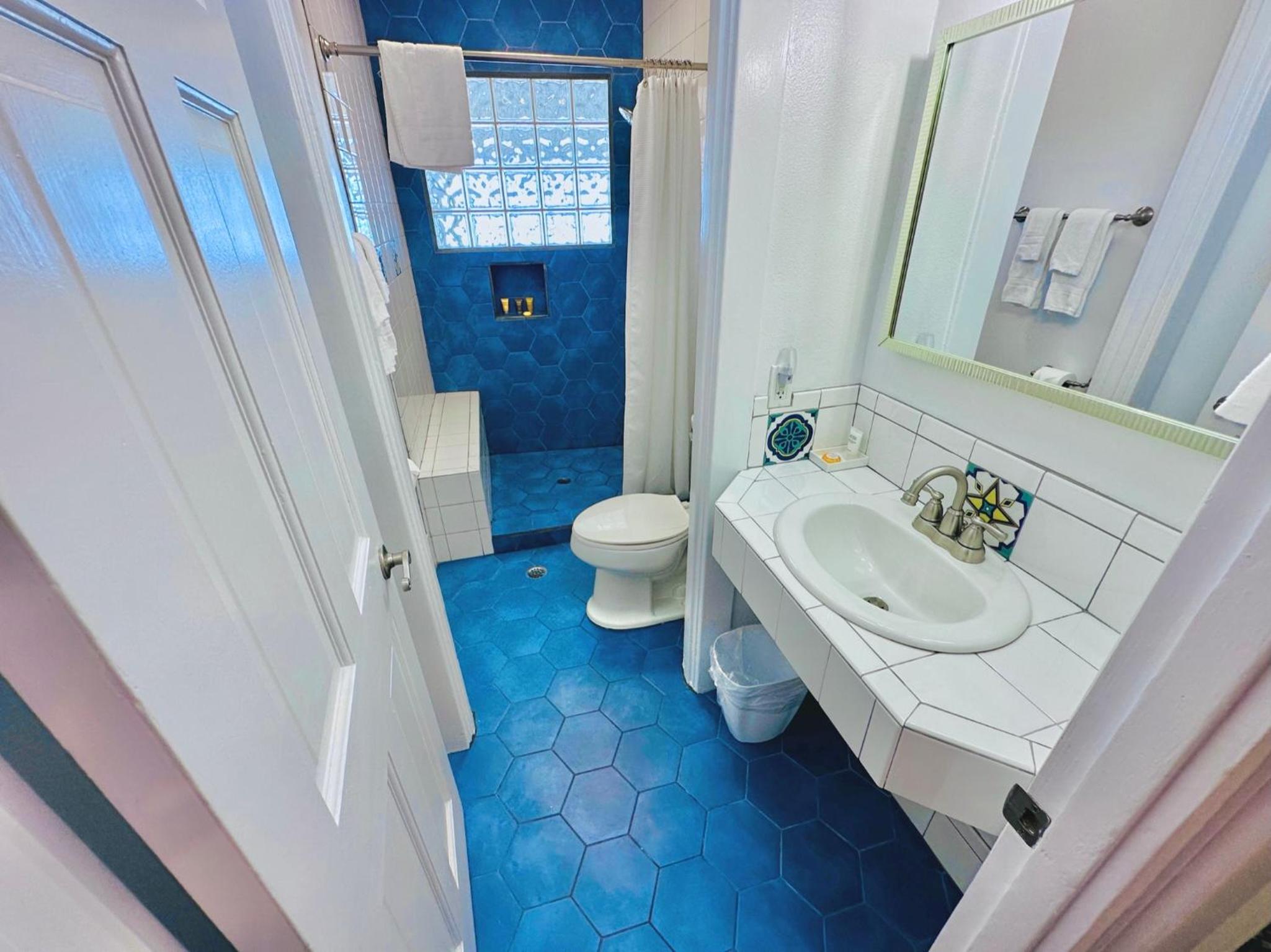 Queen Suite - Photo 18