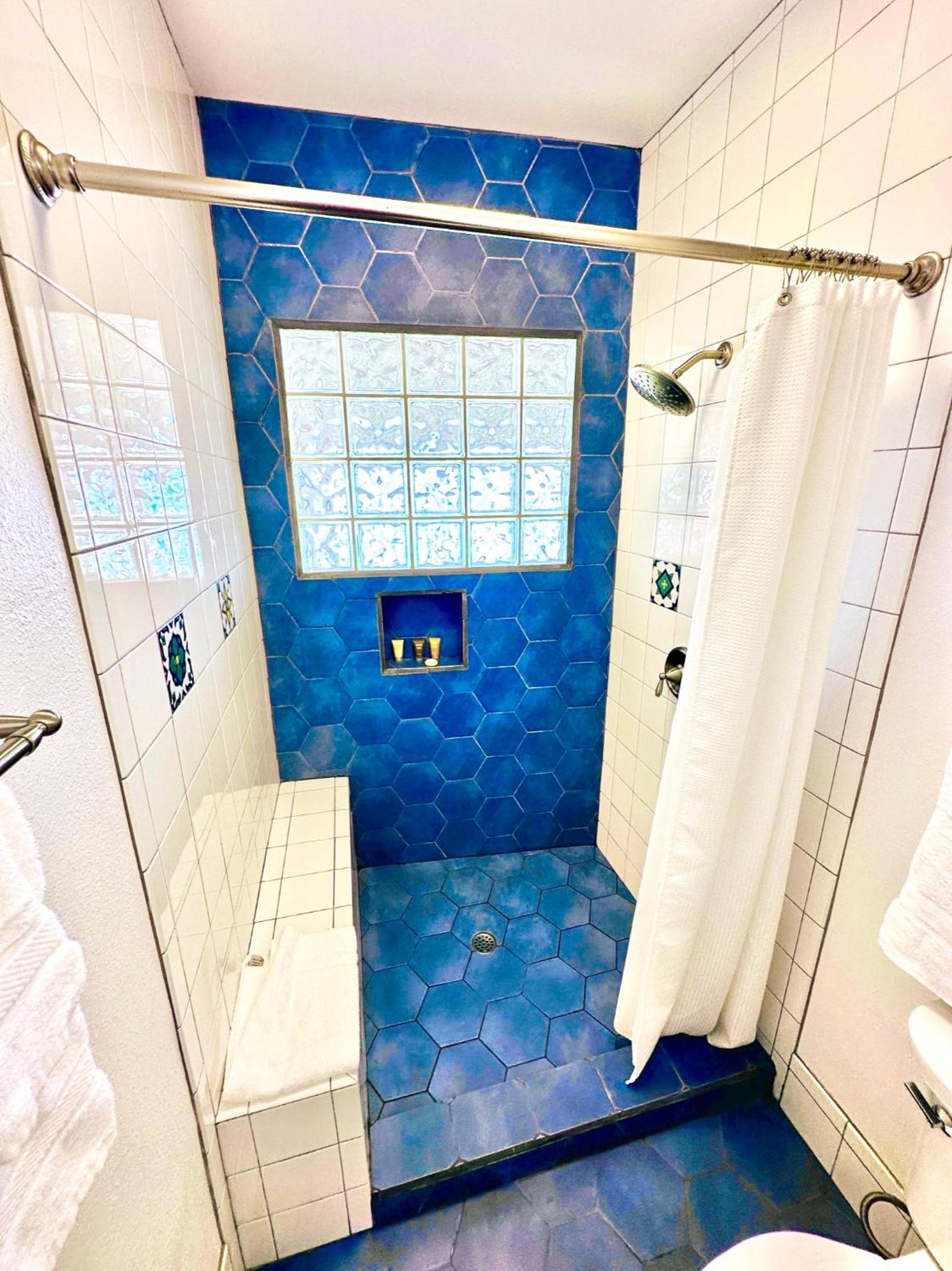 Queen Suite - Photo 7