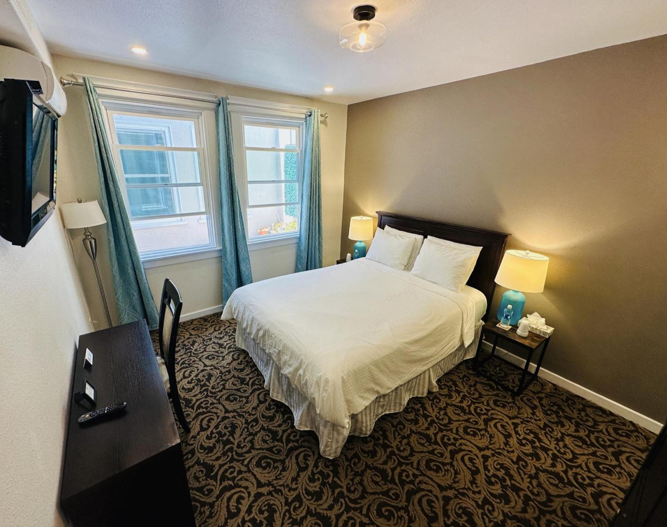 Queen Room - Photo 13