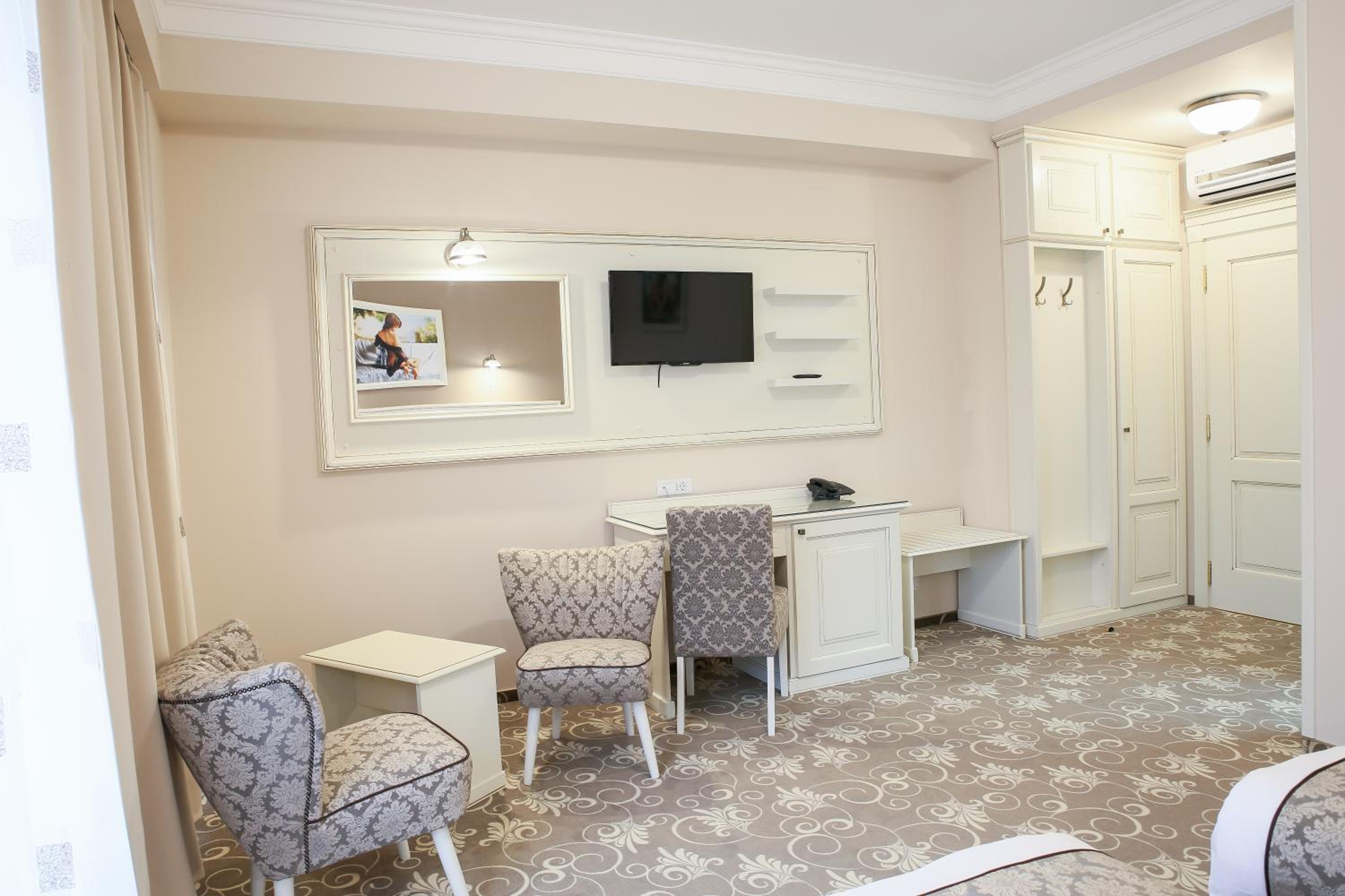 Twin Room with Private Bathroom photo 3