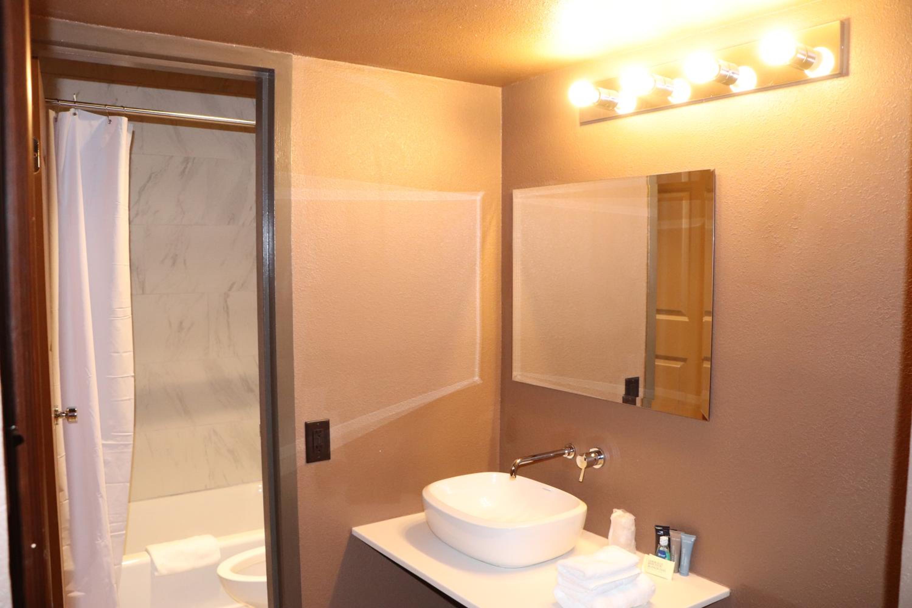 Queen Room photo 2