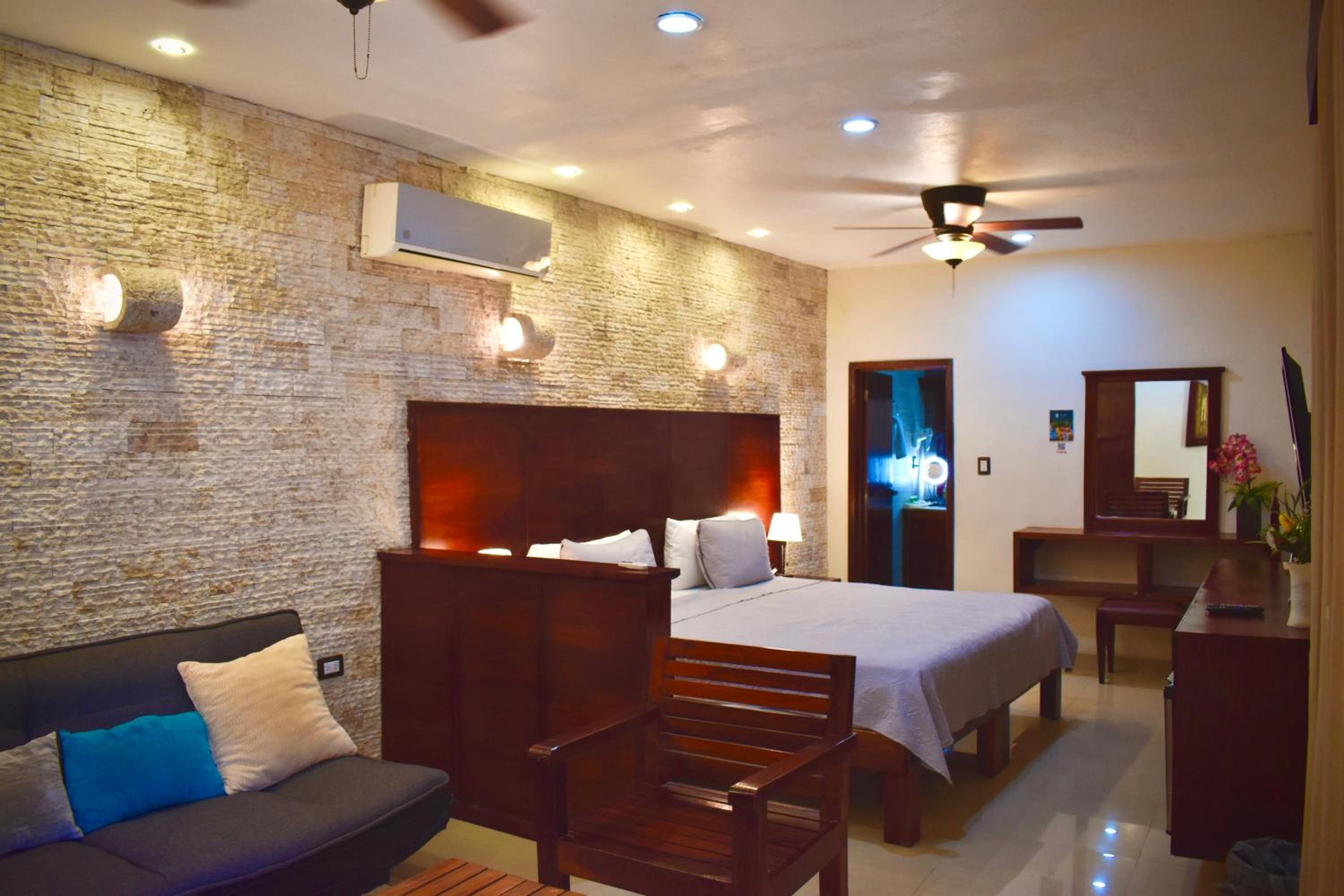 Junior Suite with Pool View photo 2