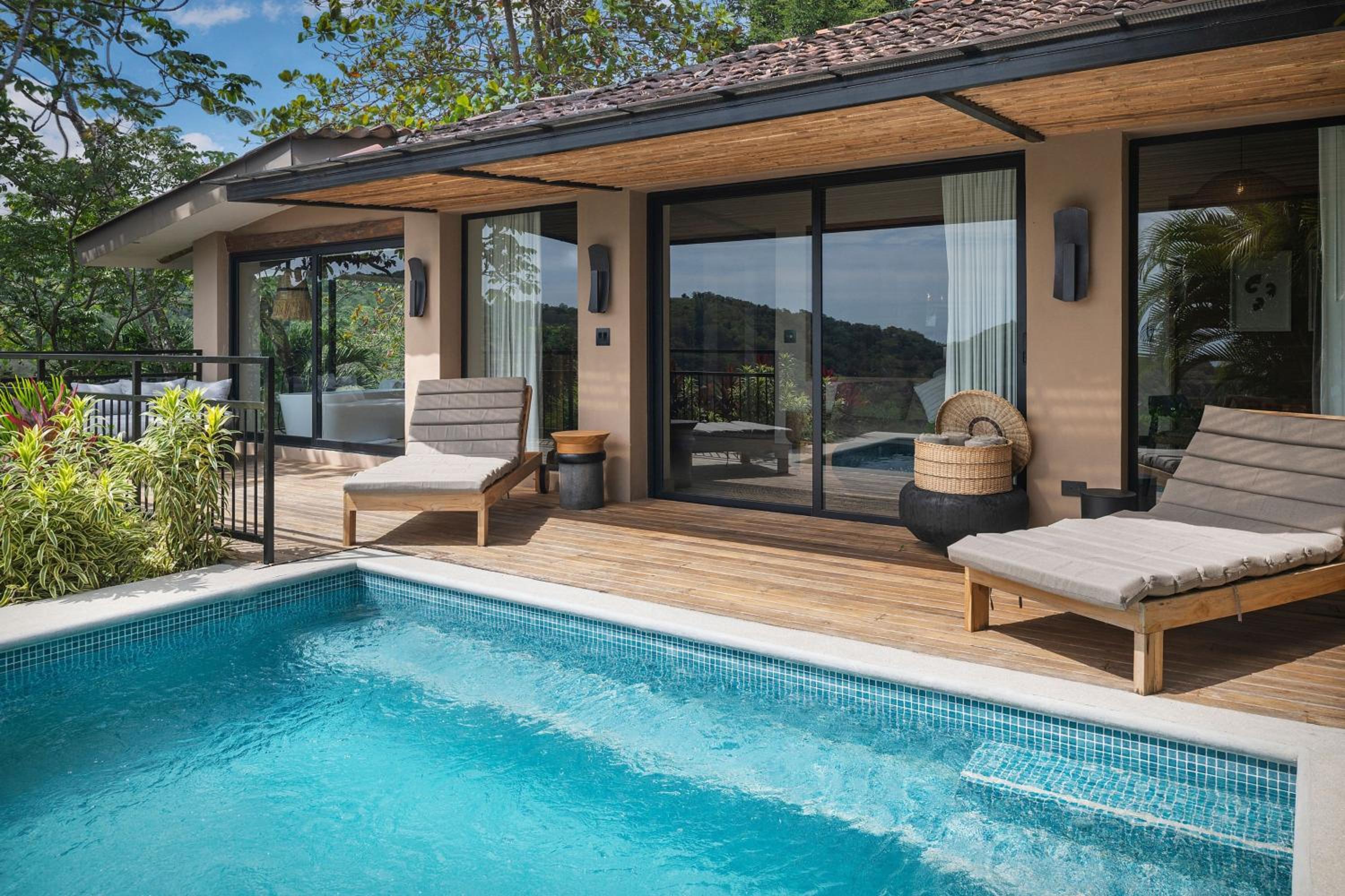 One-Bedroom Honeymoon Suite With Pool photo 3