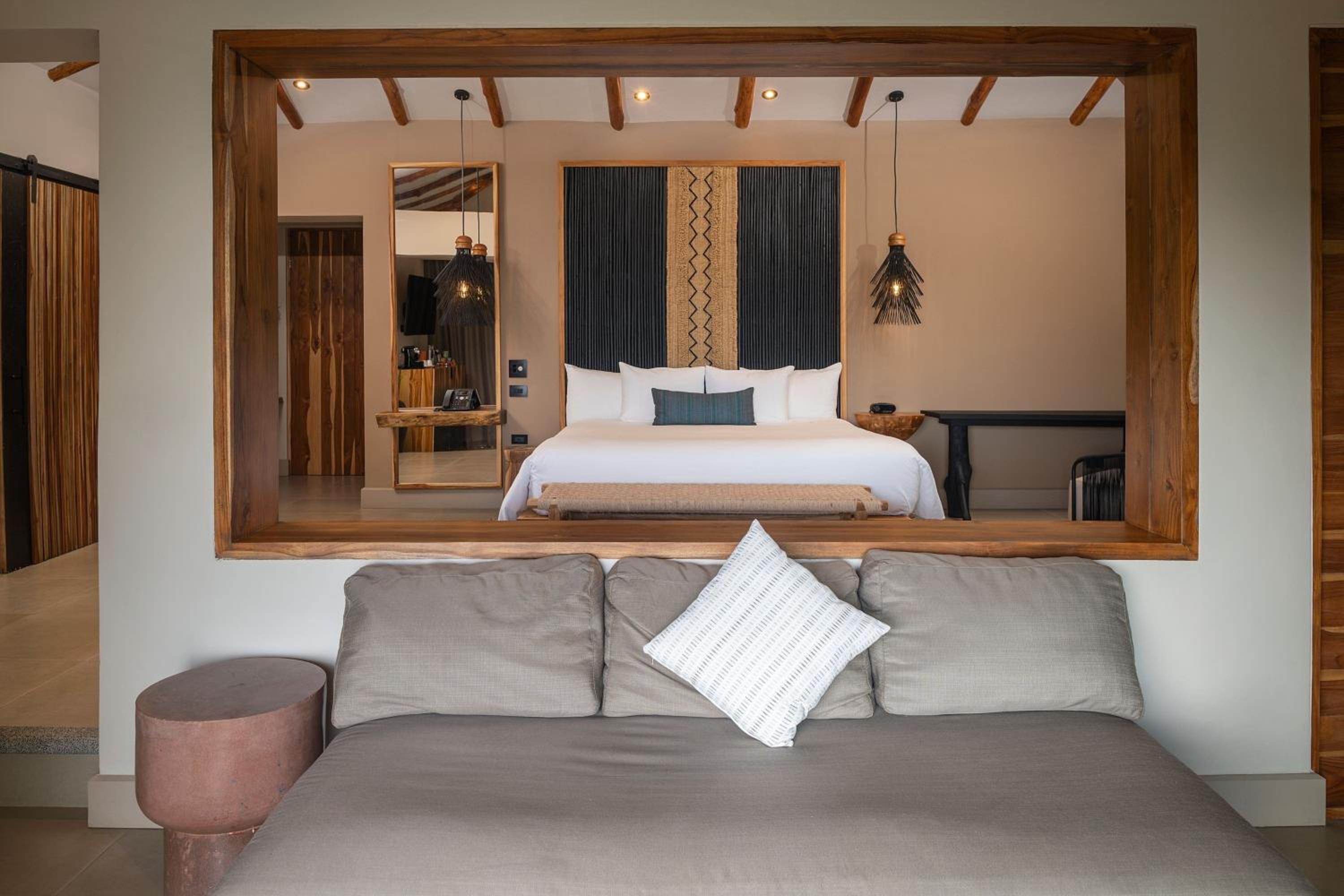 One-Bedroom Honeymoon Suite With Pool photo 2