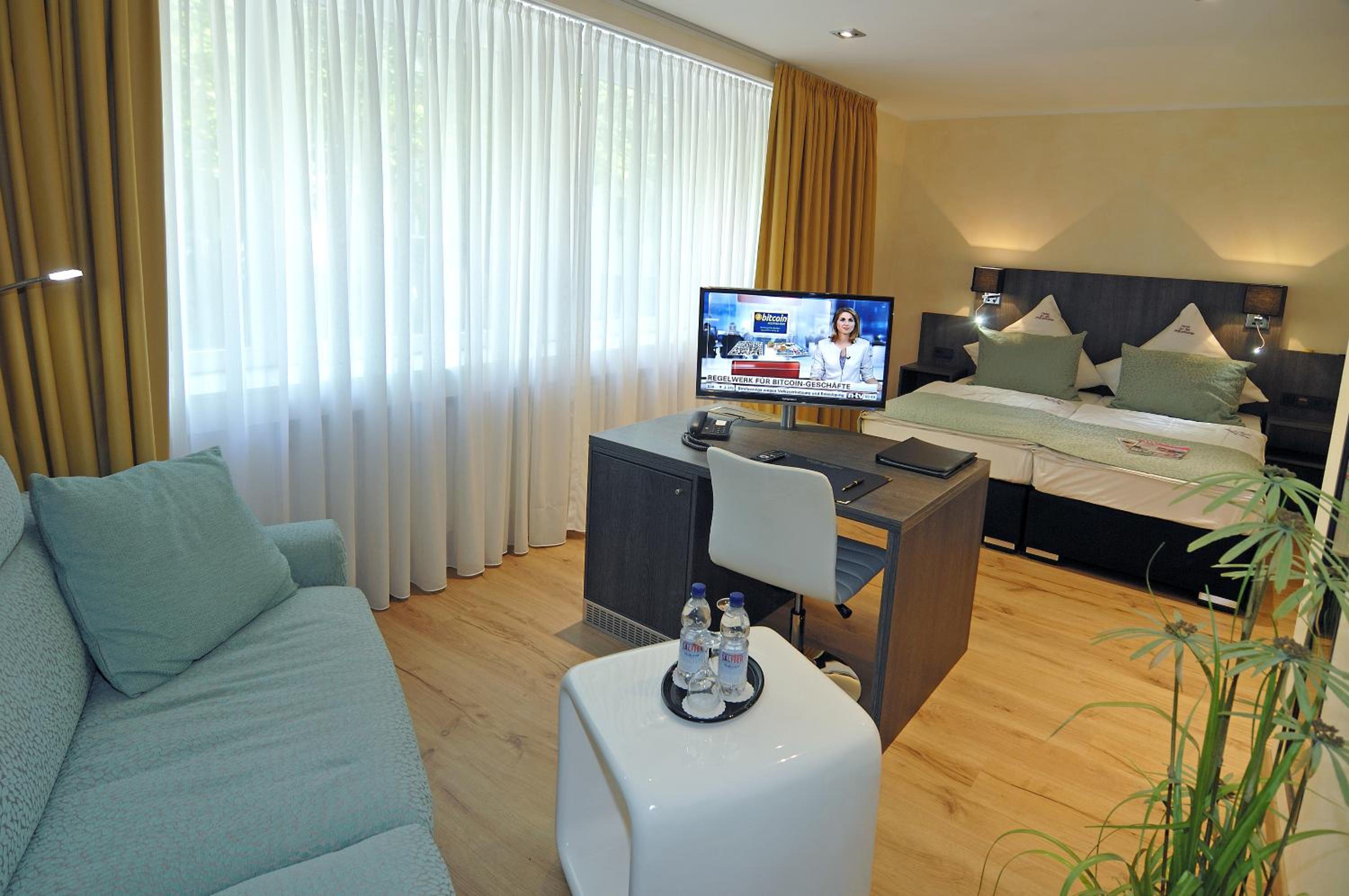 Deluxe Double Room - Photo 11