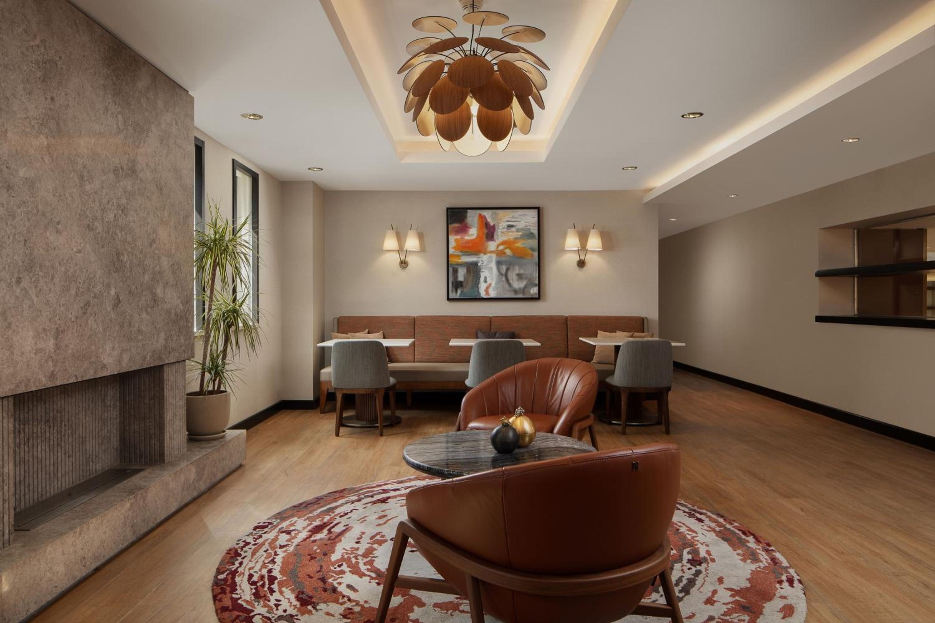 Corner Suite with Panoramic City View thumbnail 6