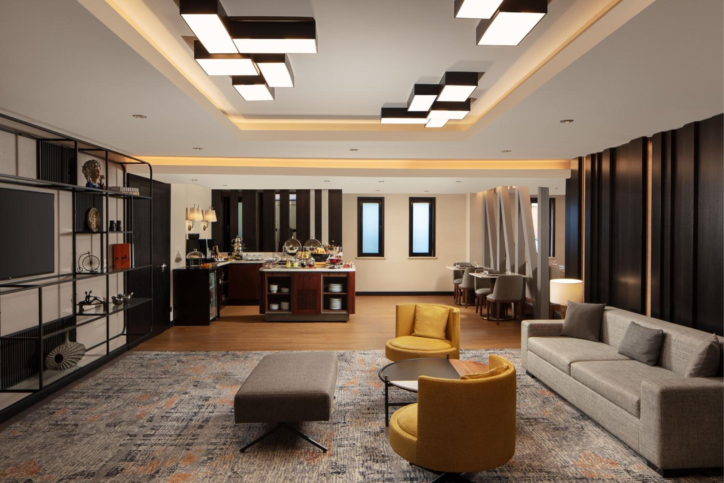 Executive King Room - Lounge Access thumbnail 6
