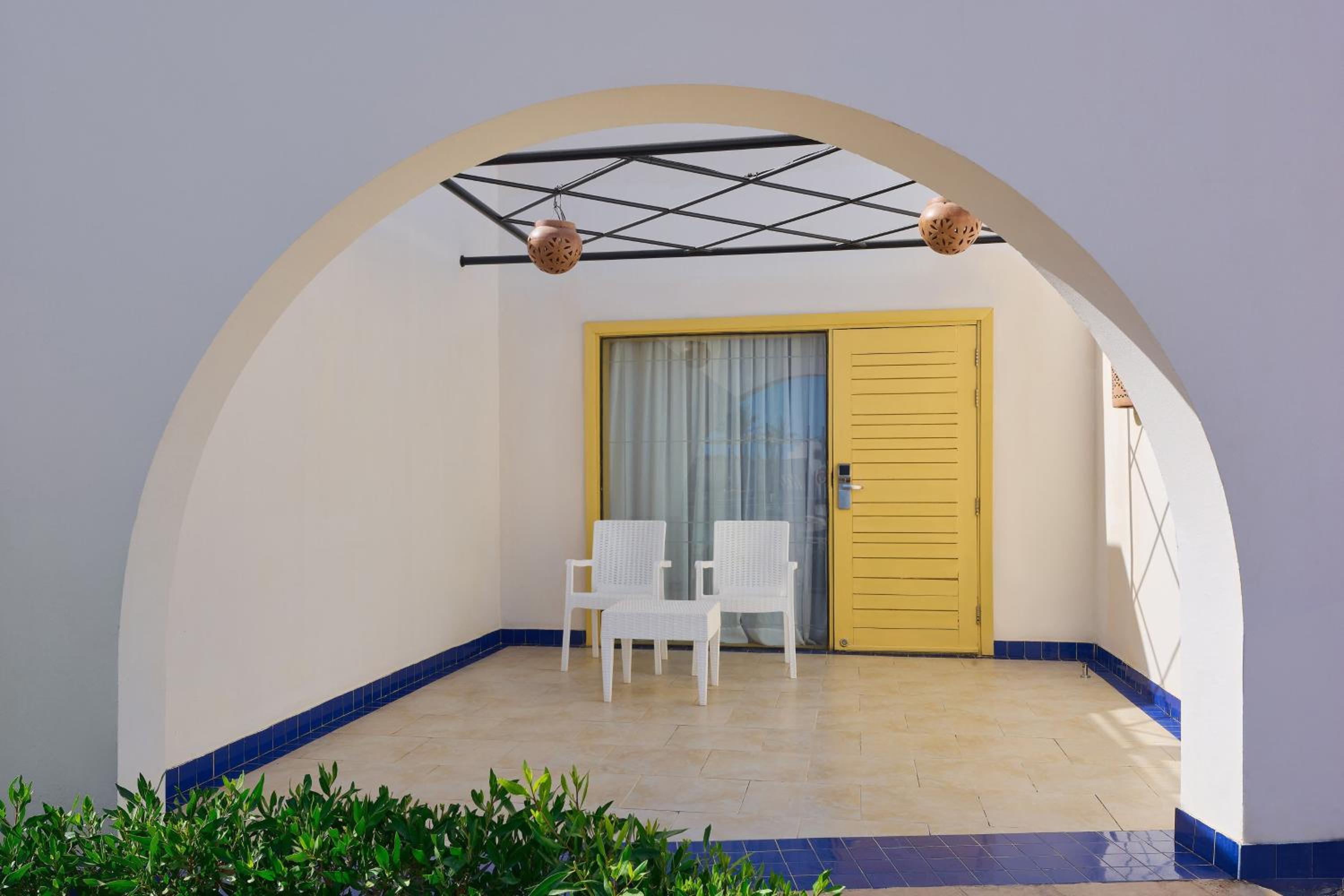 Deluxe Room with Terrace and Sea View - Photo 12