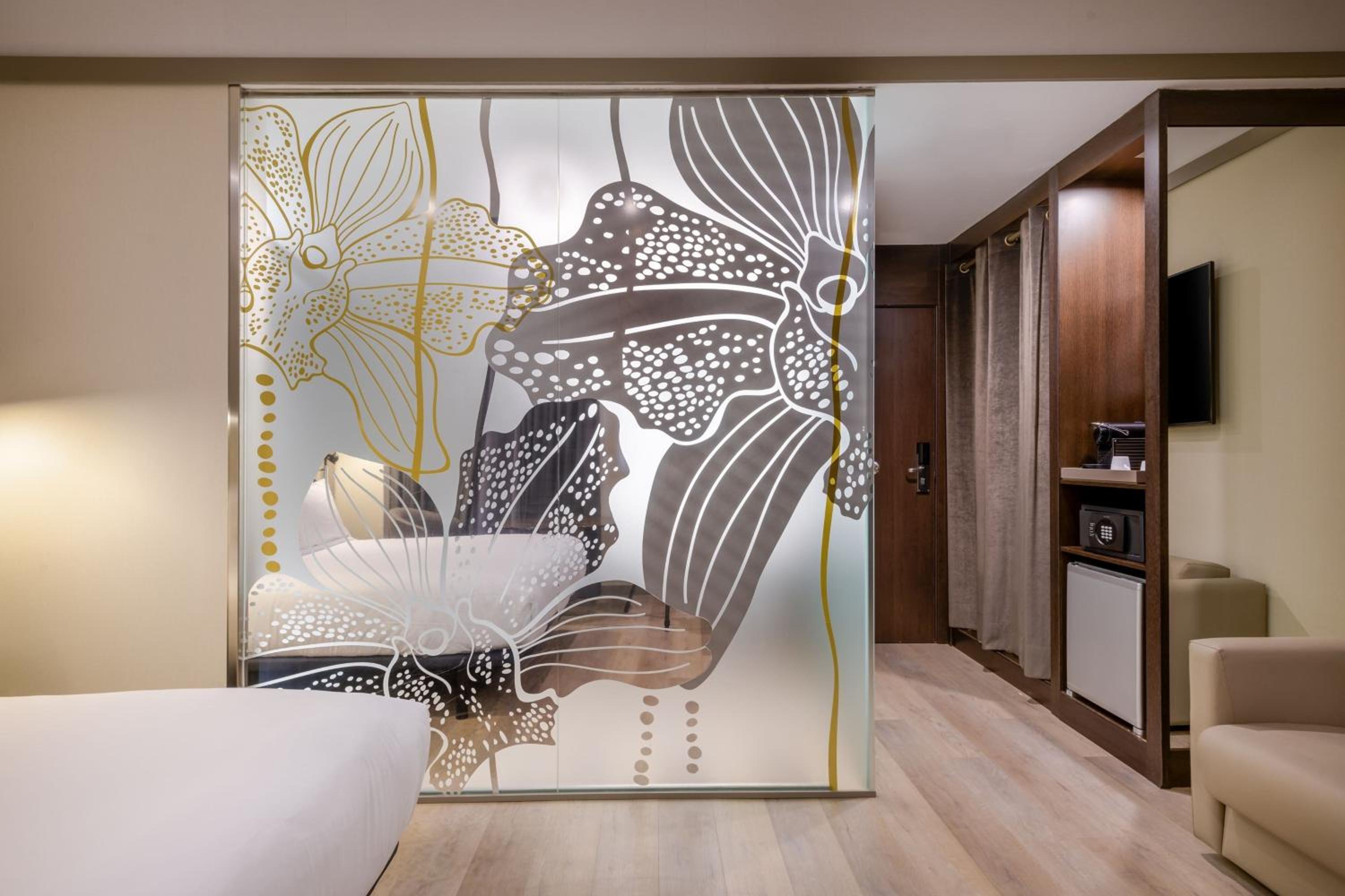 Standard Queen Room