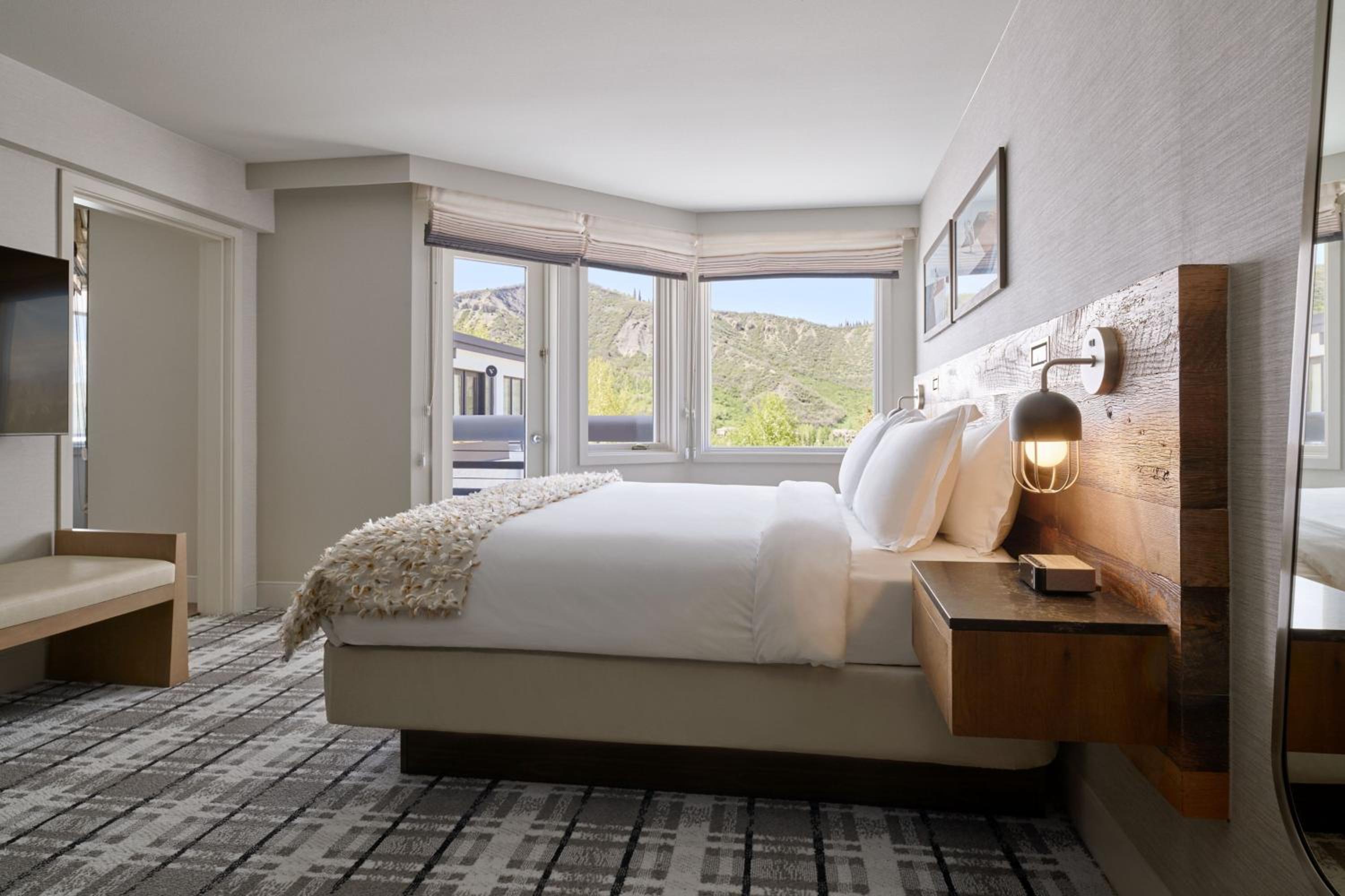 One-Bedroom King Suite with Balcony - Photo 4