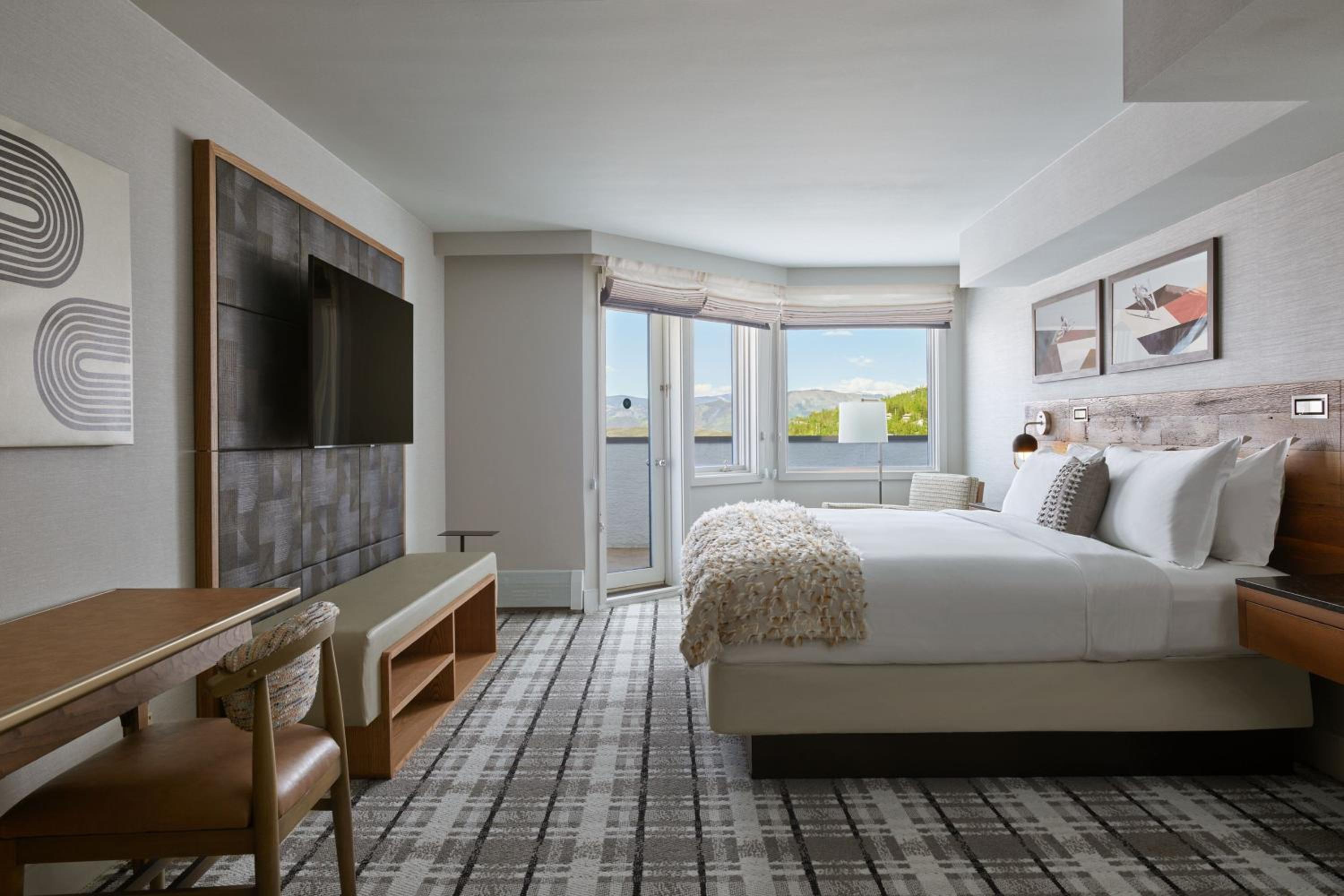 One-Bedroom Premium King Suite with Mountain View - Photo 4