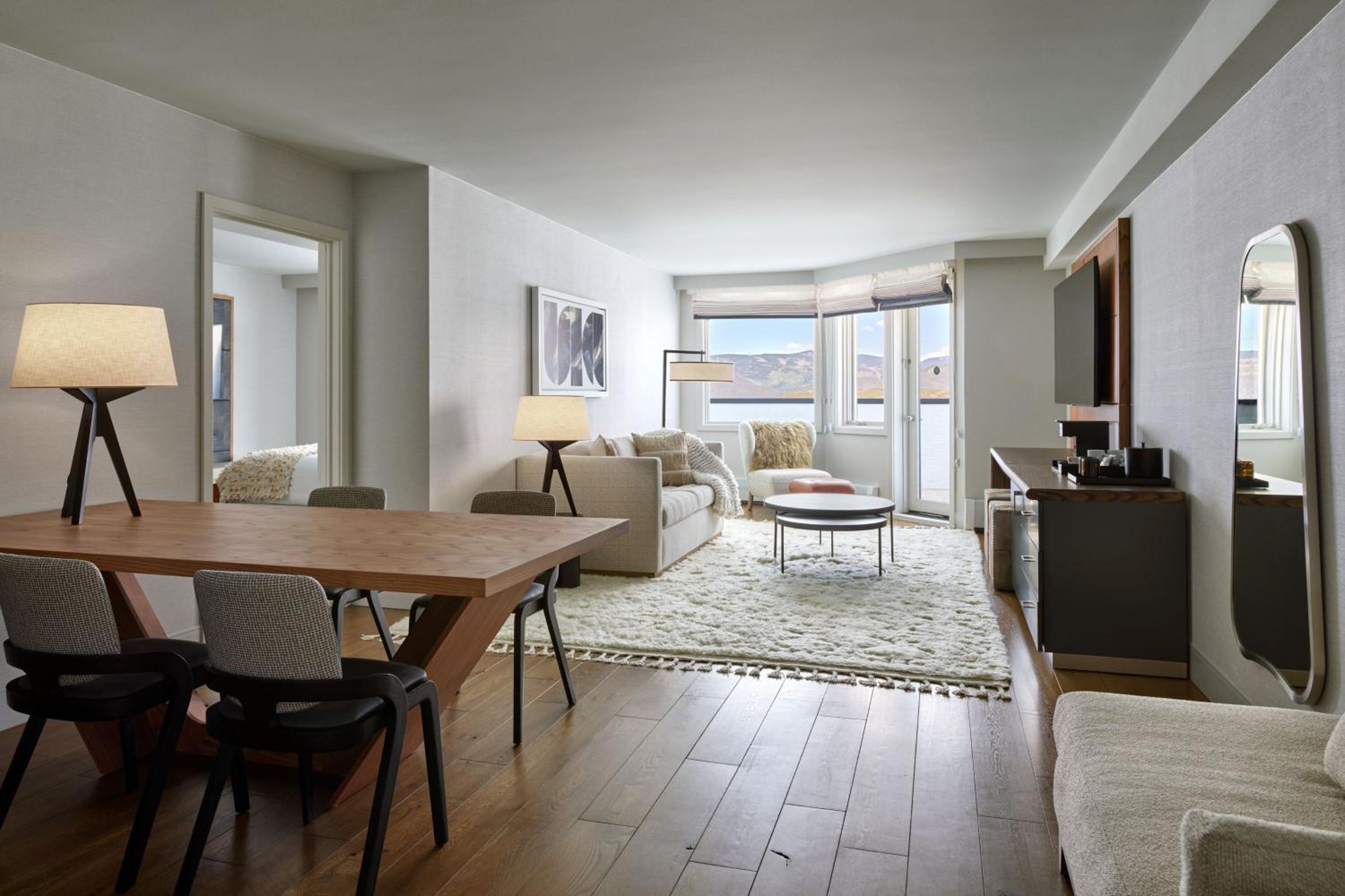 One-Bedroom Premium King Suite with Mountain View - Photo 3
