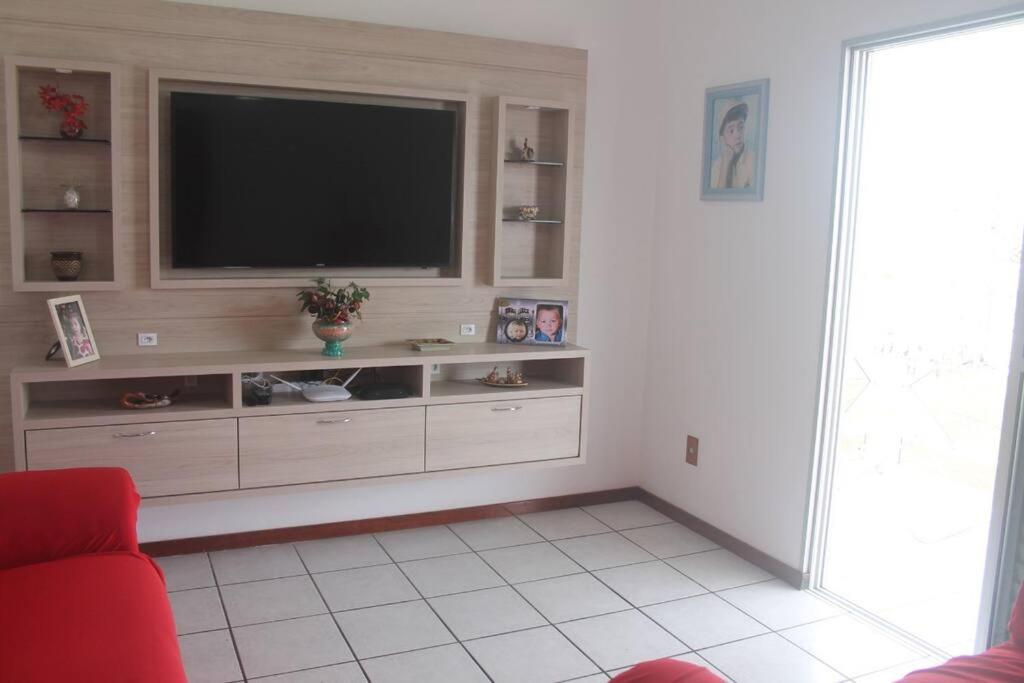 Five-Bedroom House photo 2
