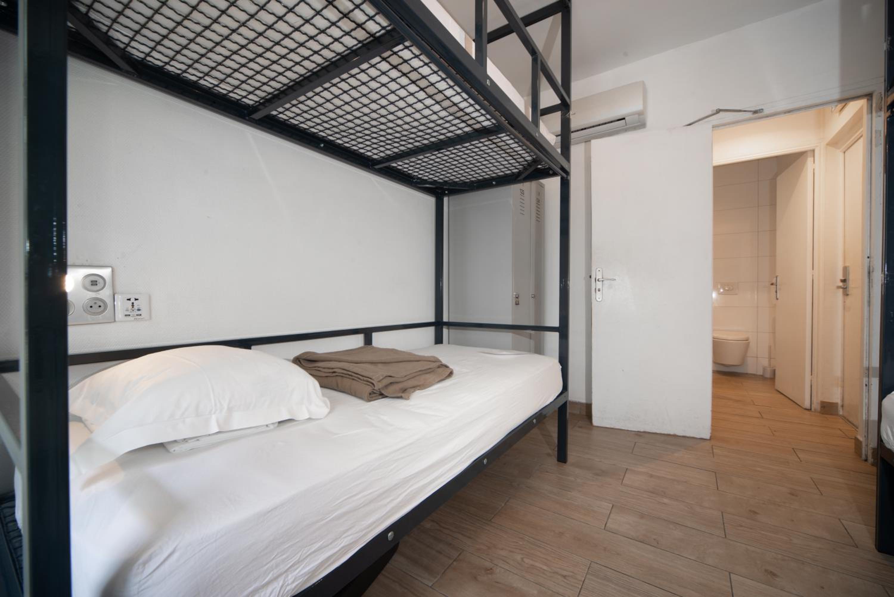 Bed in 4-Bed Mixed Dormitory Room photo 2