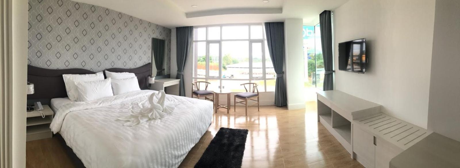 Deluxe King Room - Photo 2