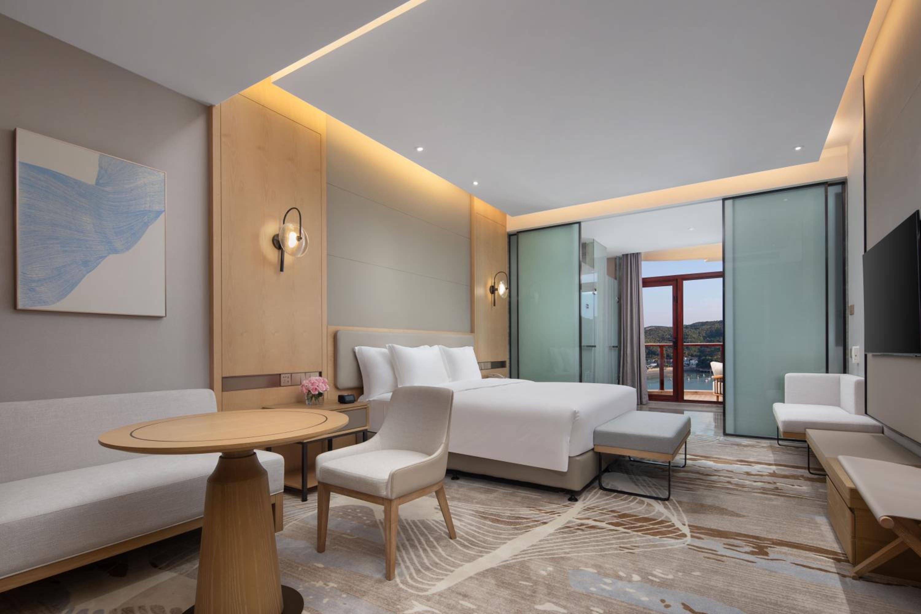Standard King Room with Harbor View - Photo 4