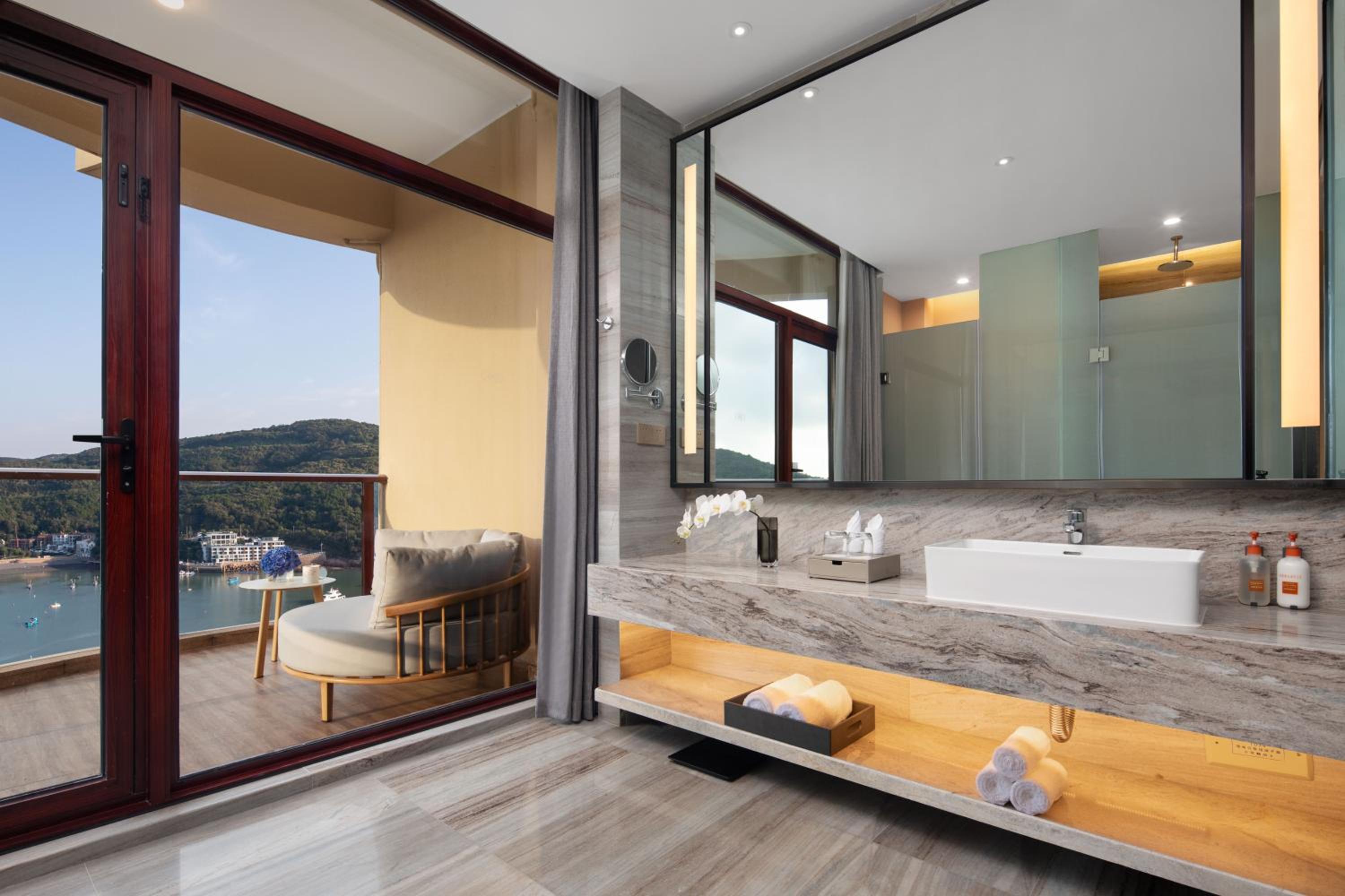 Standard Twin Room with Harbor View - Photo 1