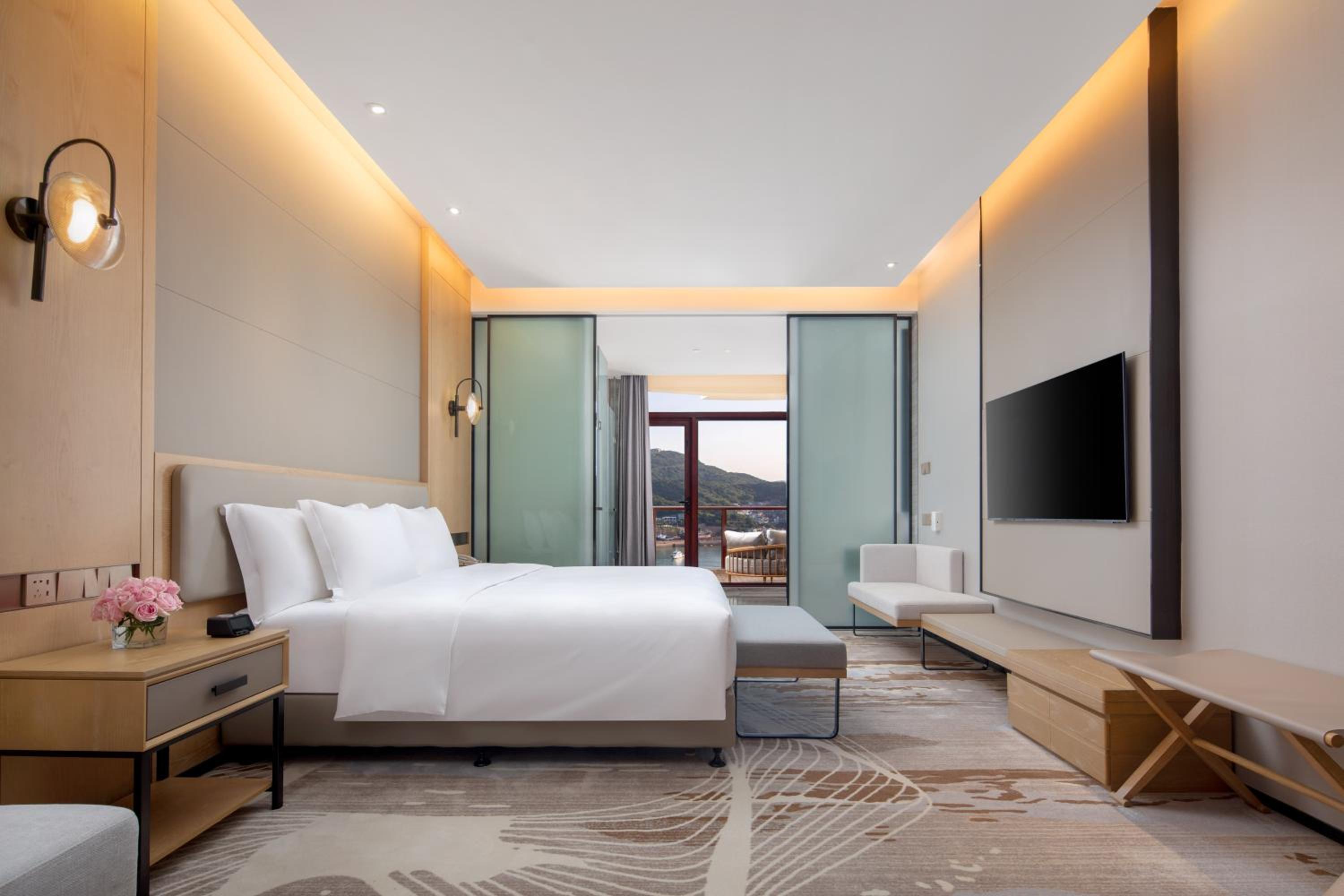 Standard King Room with Harbor View - Photo 2