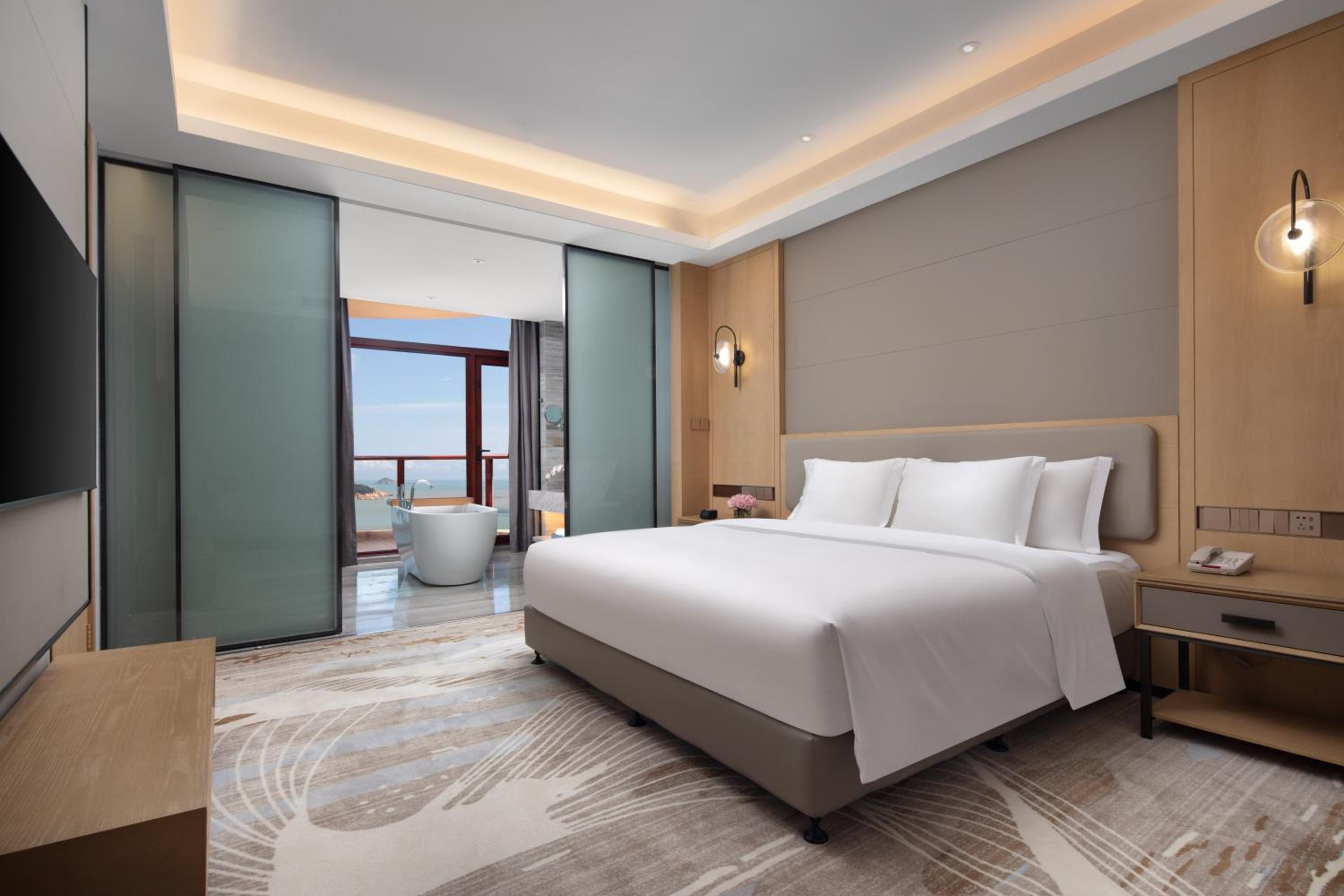 One-Bedroom Suite with Sea View - Photo 2