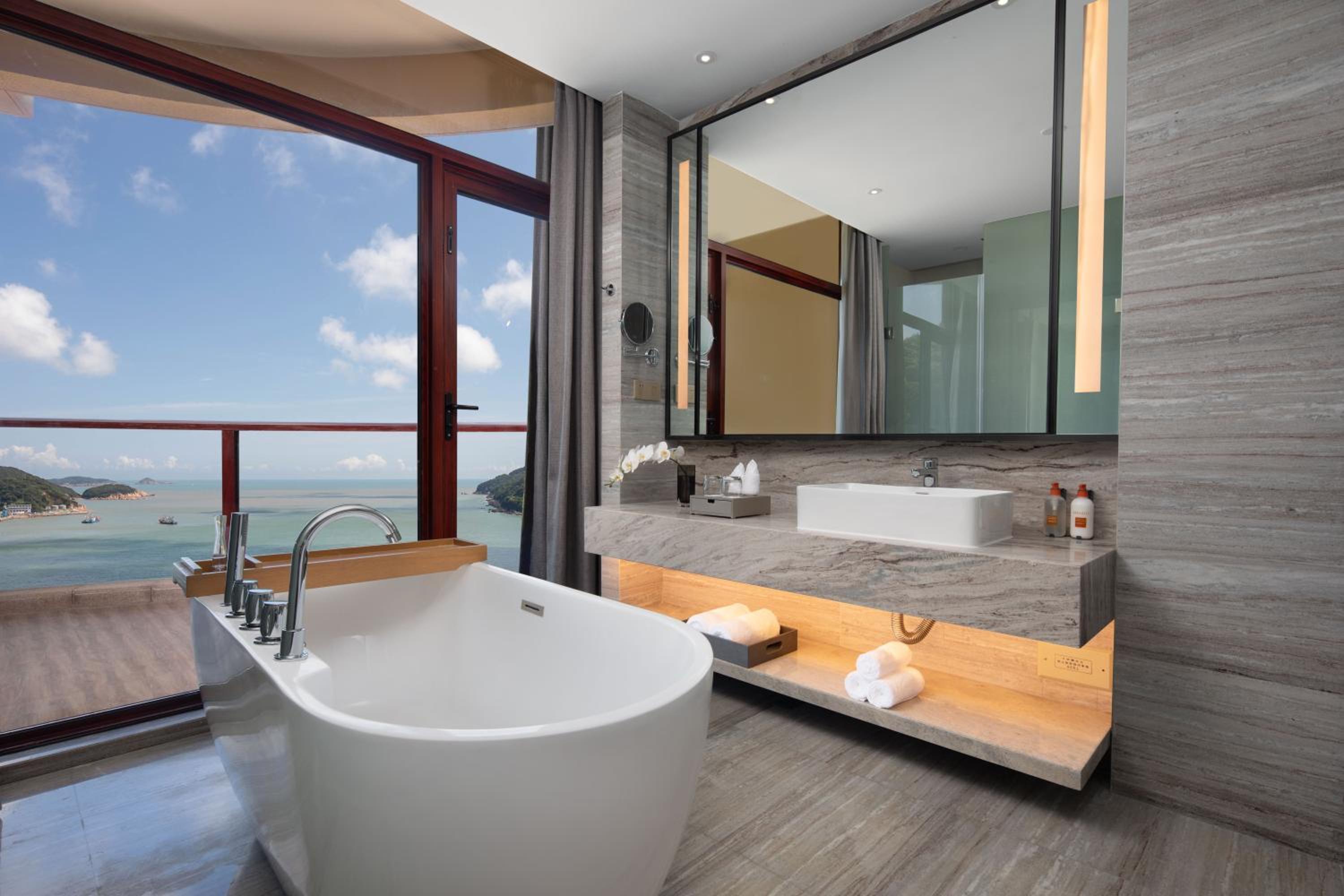 One-Bedroom Suite with Sea View - Photo 1