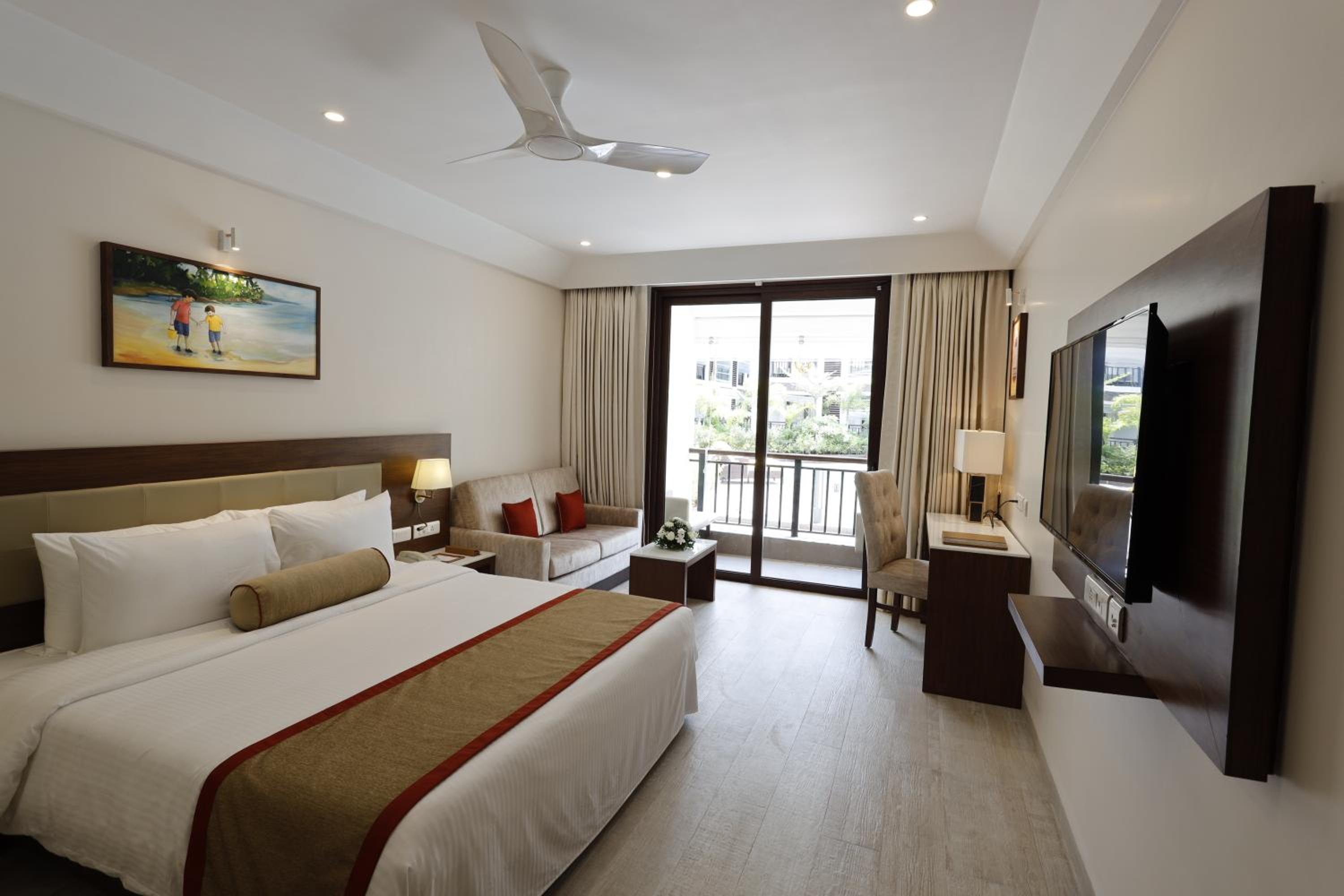 Deluxe King Room with Balcony - Photo 5