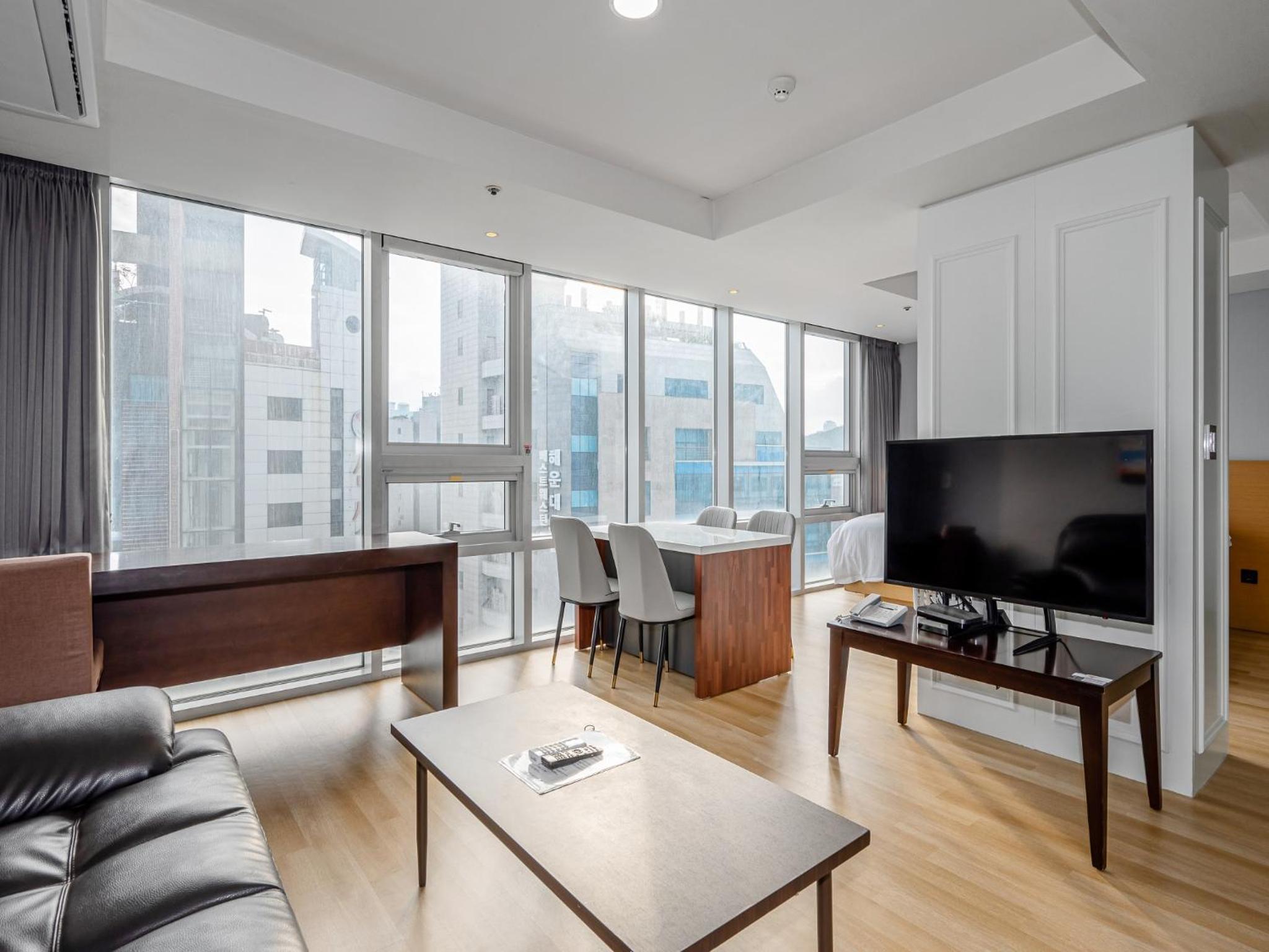 Excutive Suite (No view)