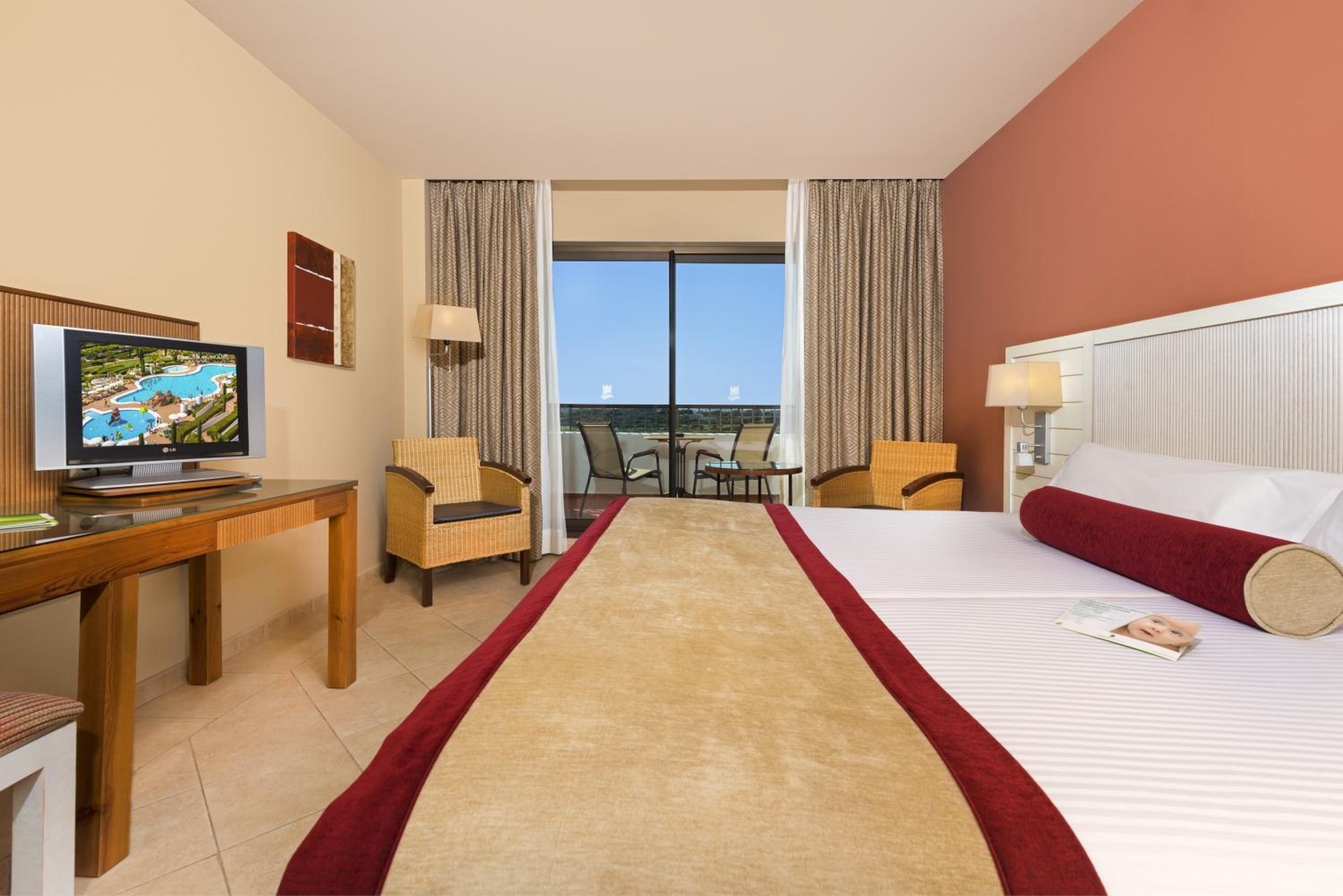 Double or Twin Room with Side Sea View - Photo 3