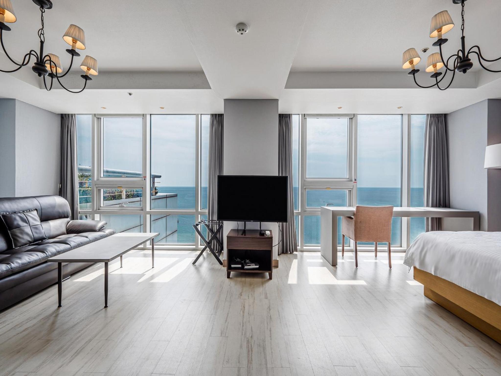 Excutive Suite Ocean - Photo 1