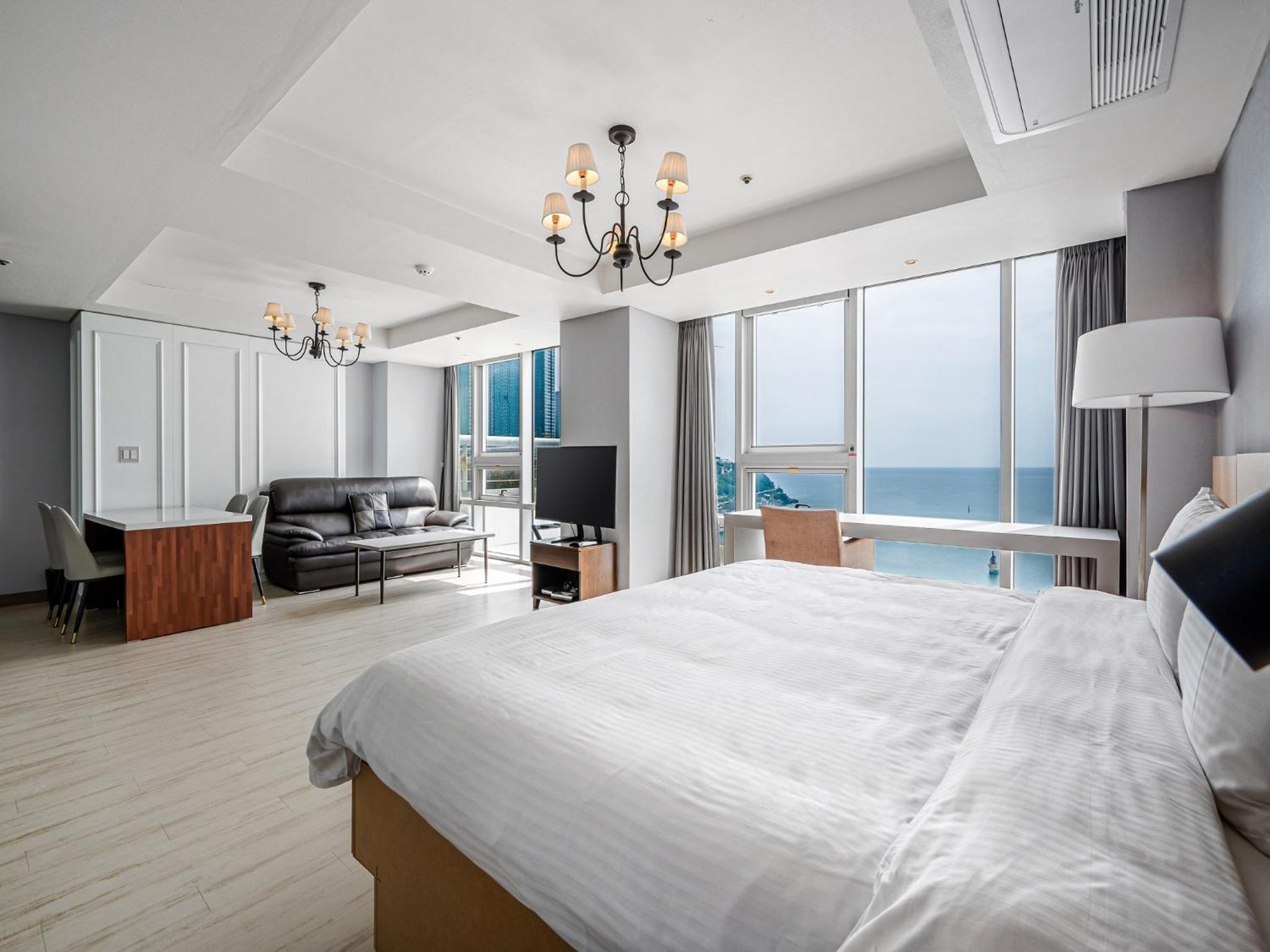 Excutive Suite Ocean - Photo 8