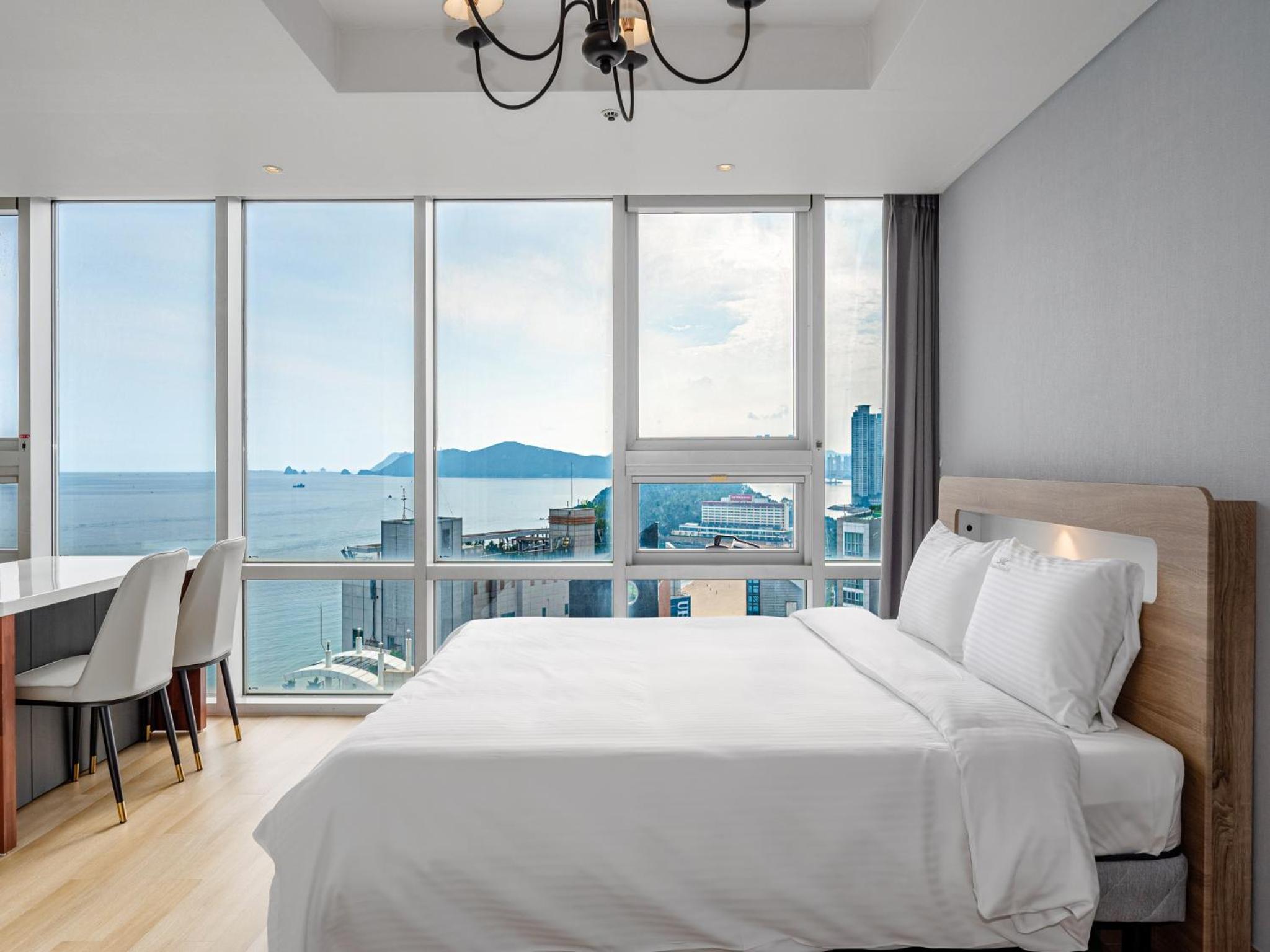 Coner Suite Half Ocean