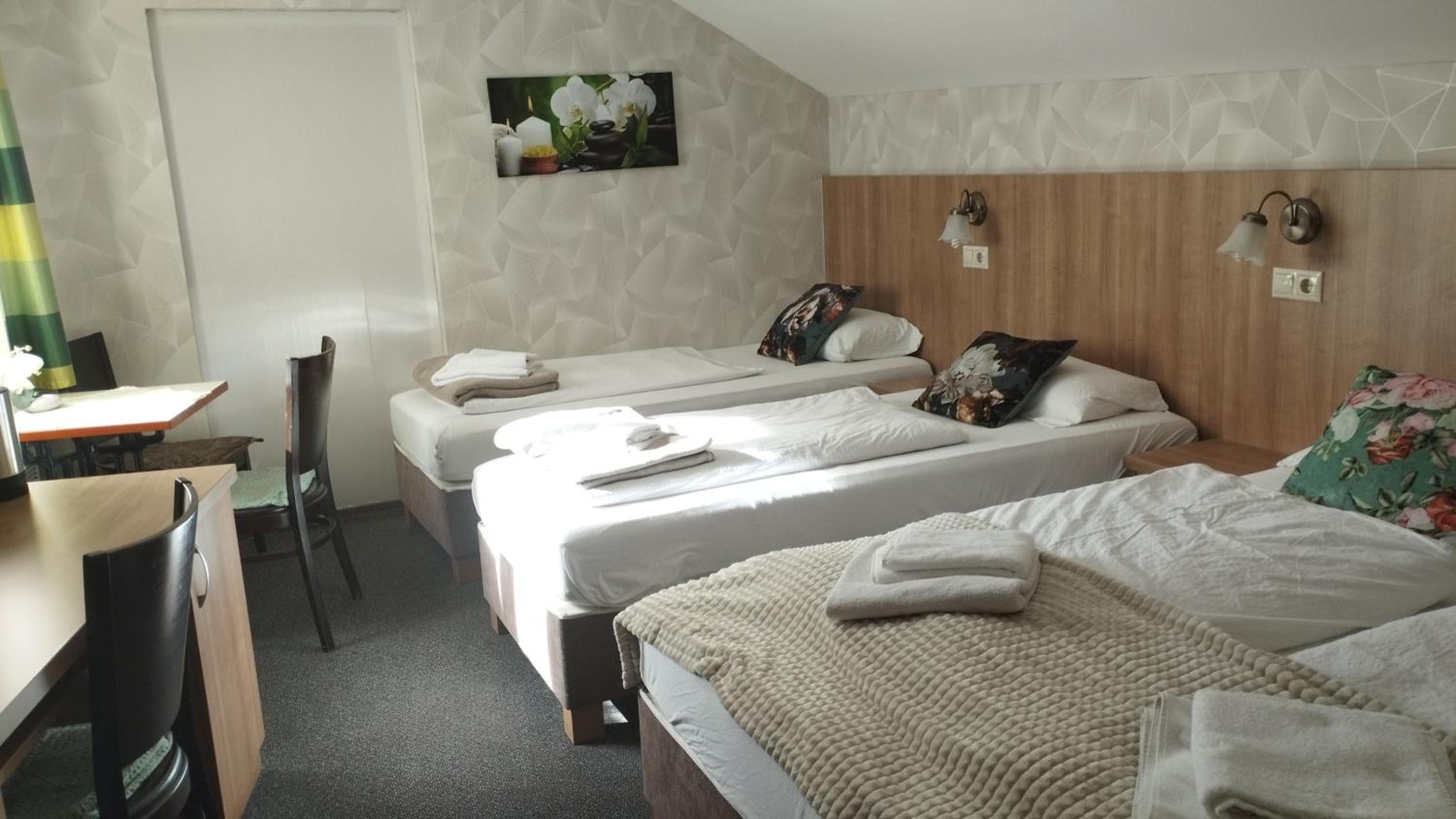 Quadruple Room with Private Bathroom photo 3