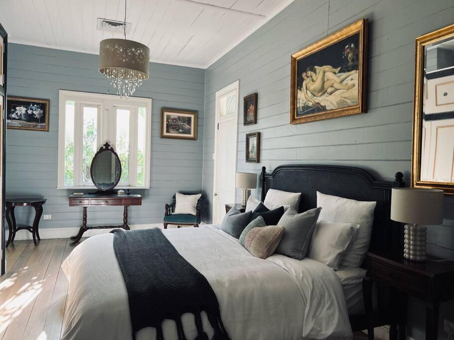 Five-Bedroom House photo 1