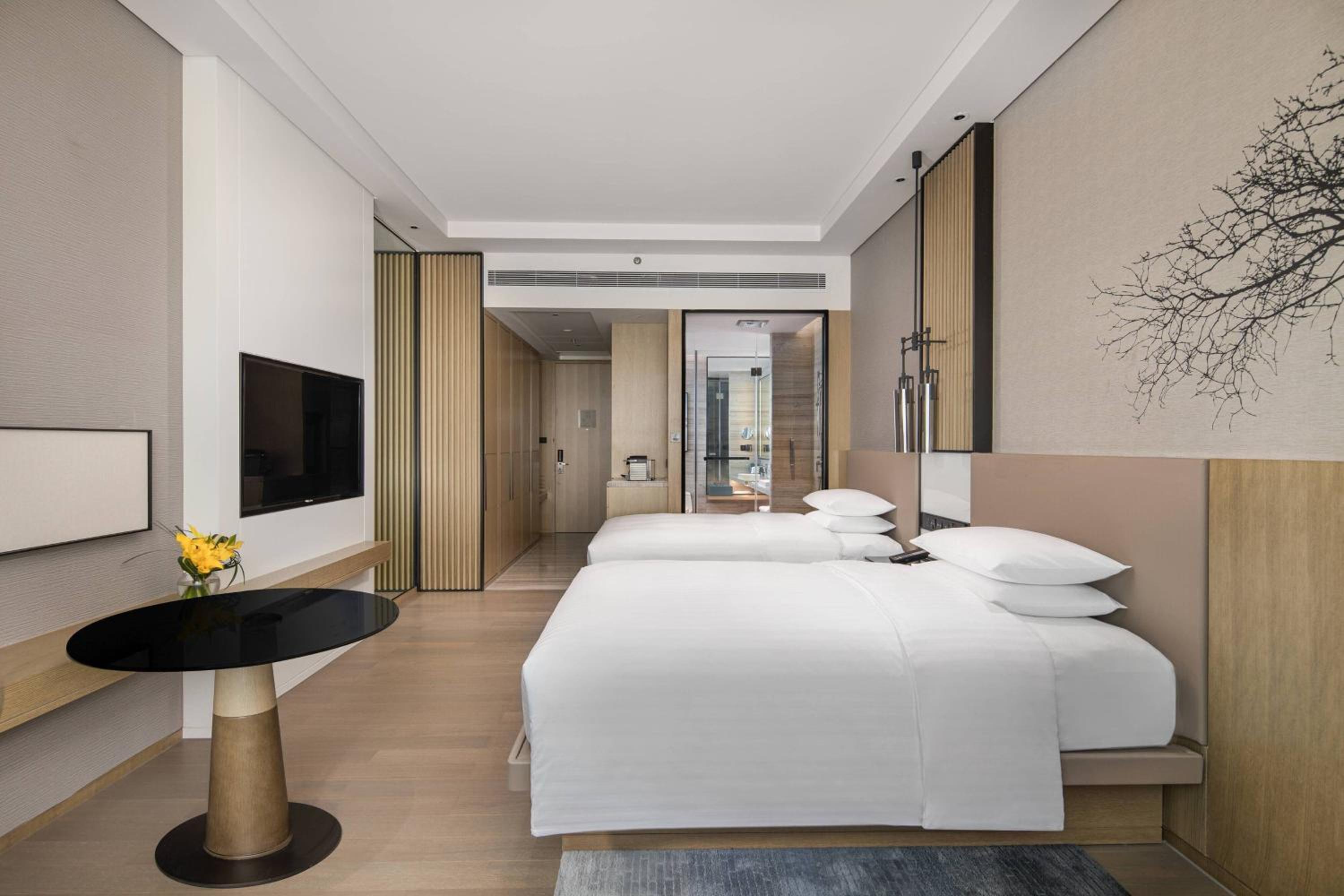 Guest room, 2 Double, High floor，Lake view photo 3