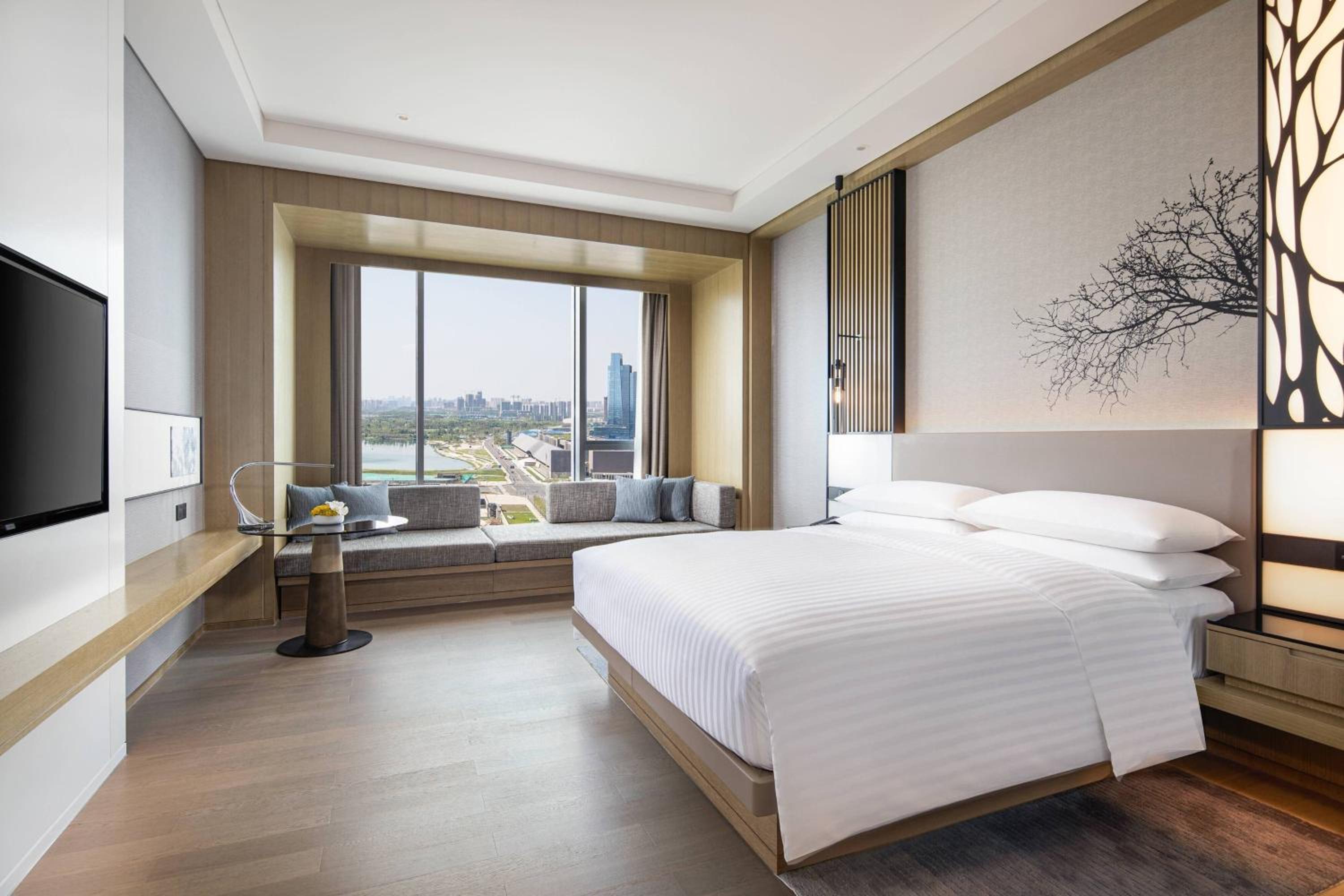 Guest room, 1 King,  High floor，Lake view photo 1