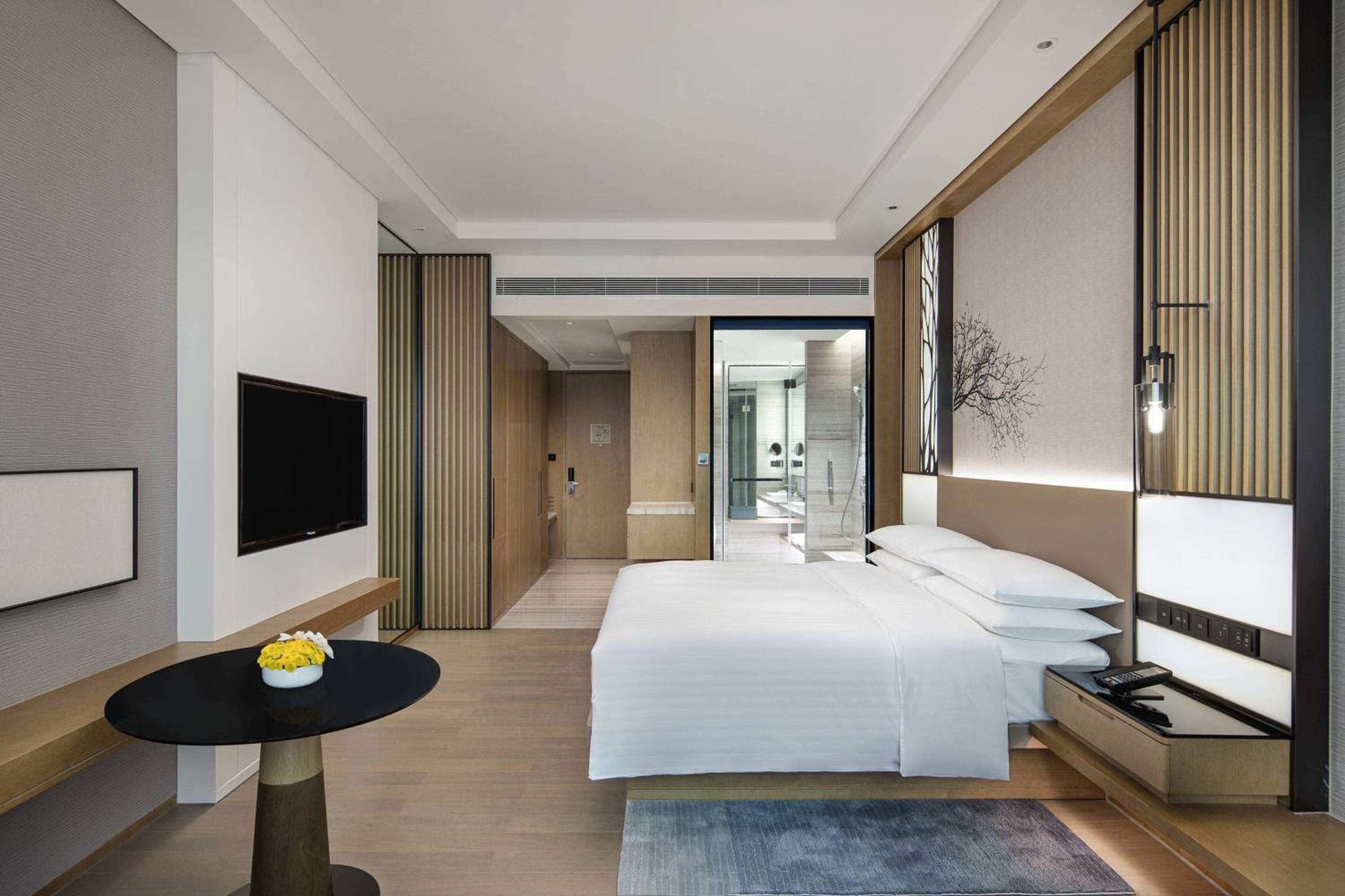 Guest room, 1 King,  High floor，Lake view photo 2