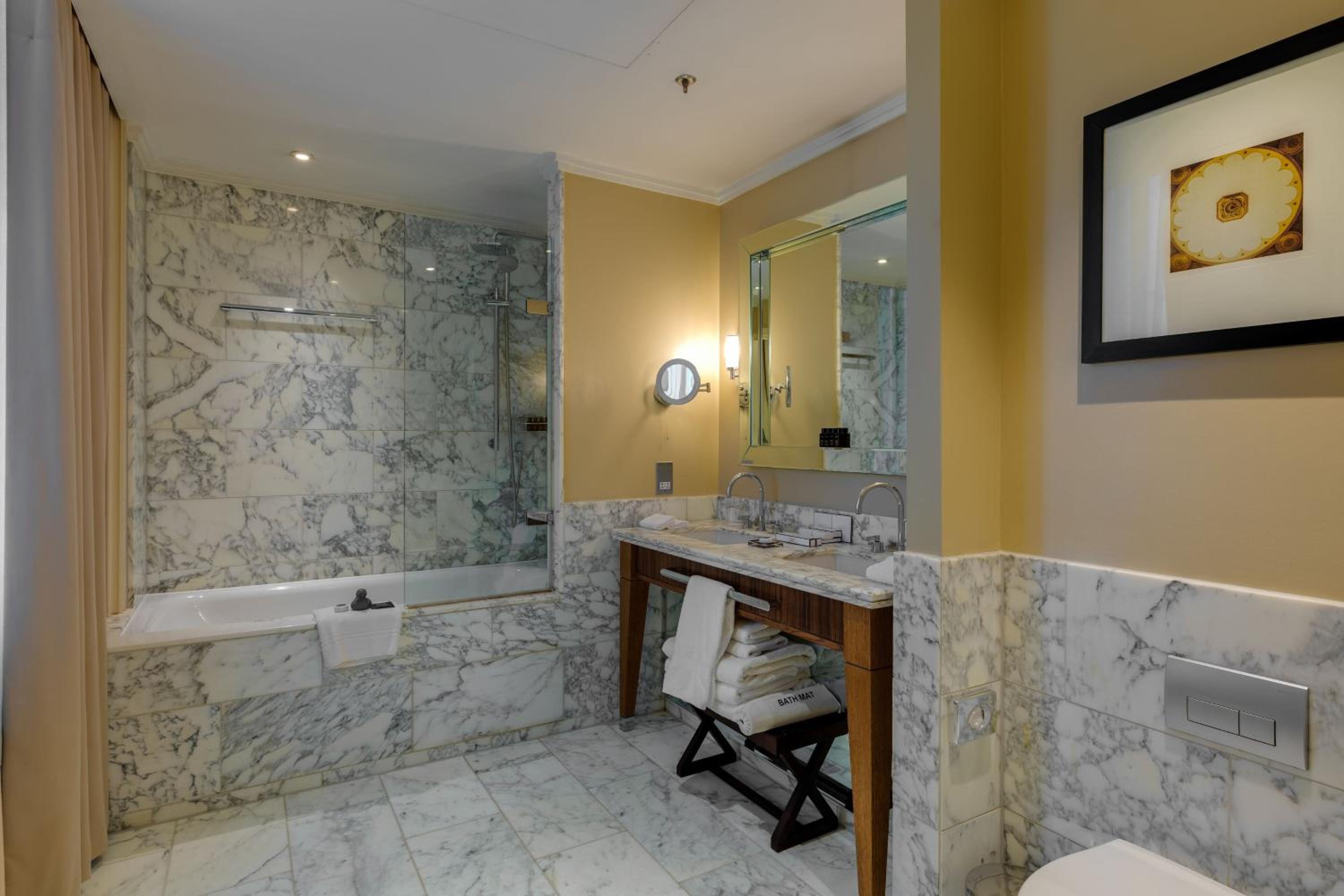 Junior King Suite With Chambers Club Access thumbnail 6