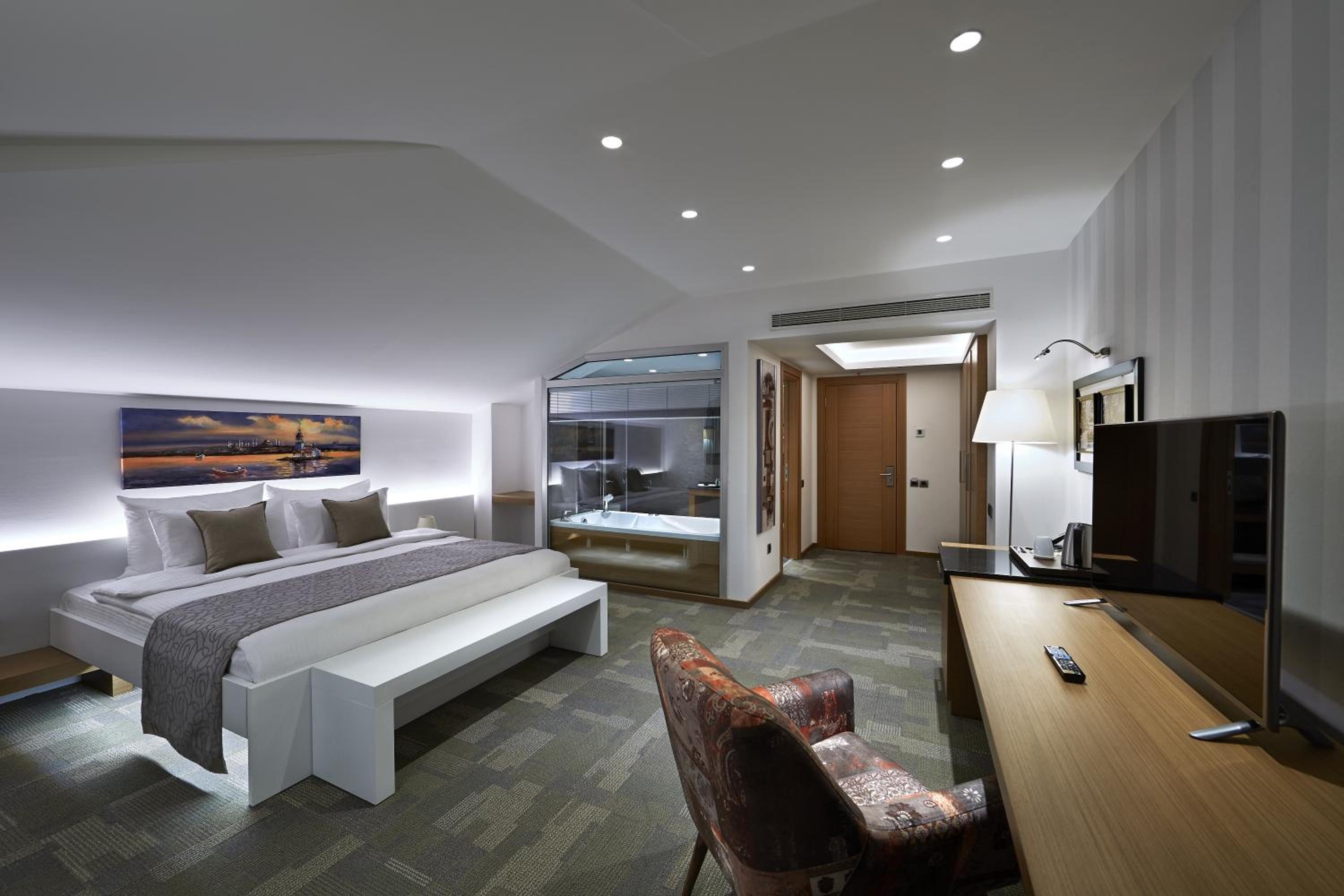 Business Suite with Balcony photo 1