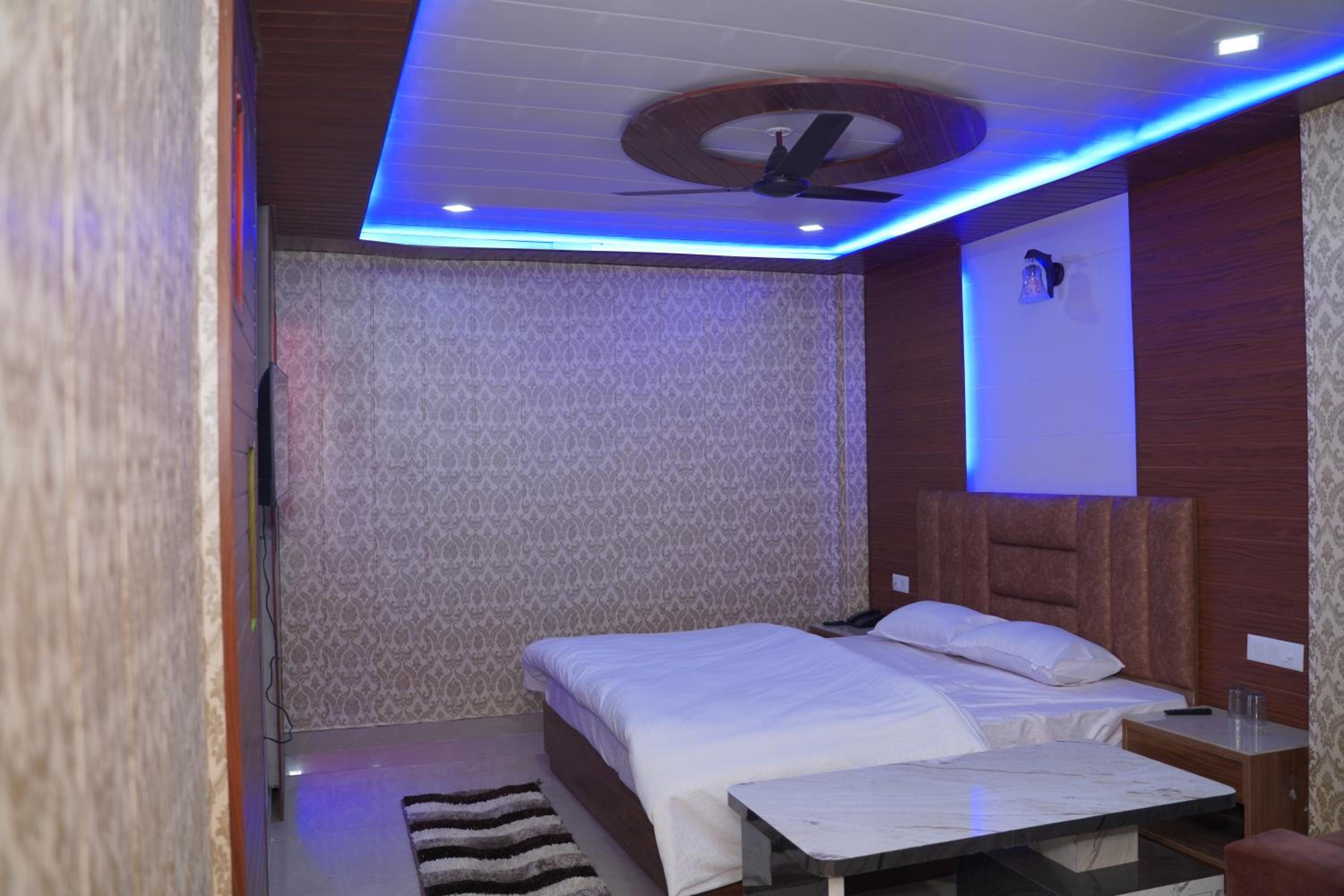 Standard Double Room - Photo 9