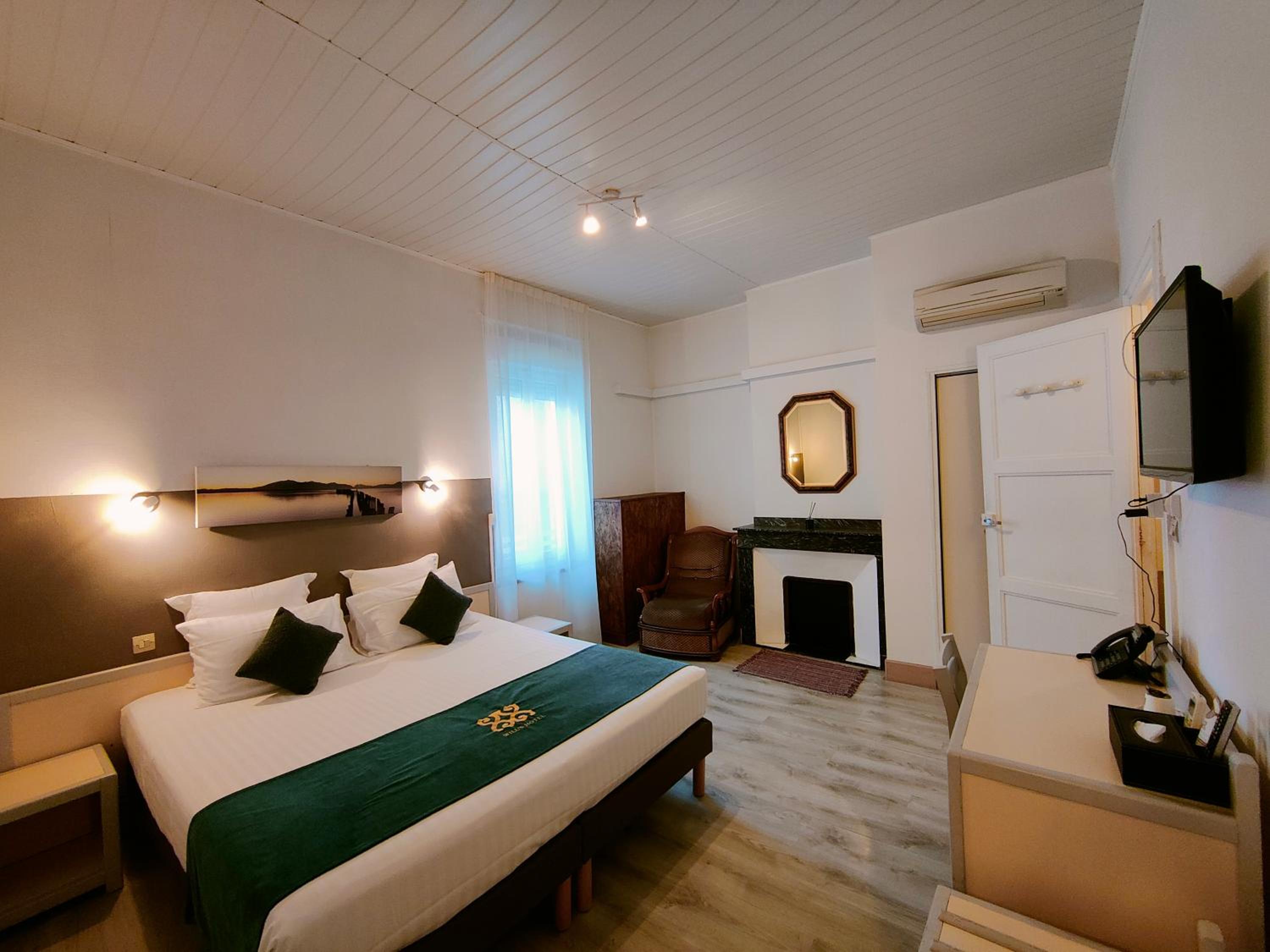 Queen Room photo 2