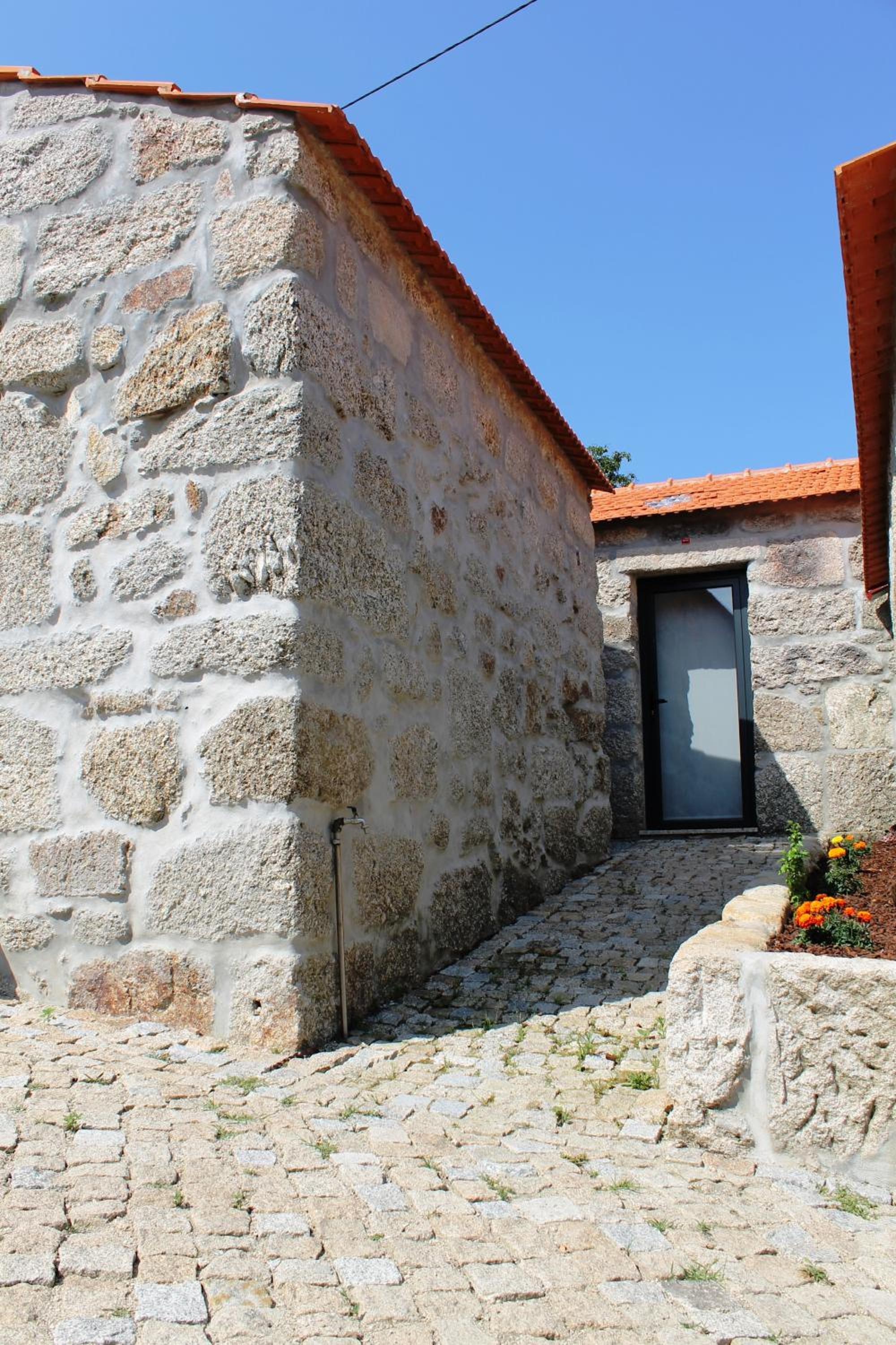 Two-Bedroom House - Photo 4
