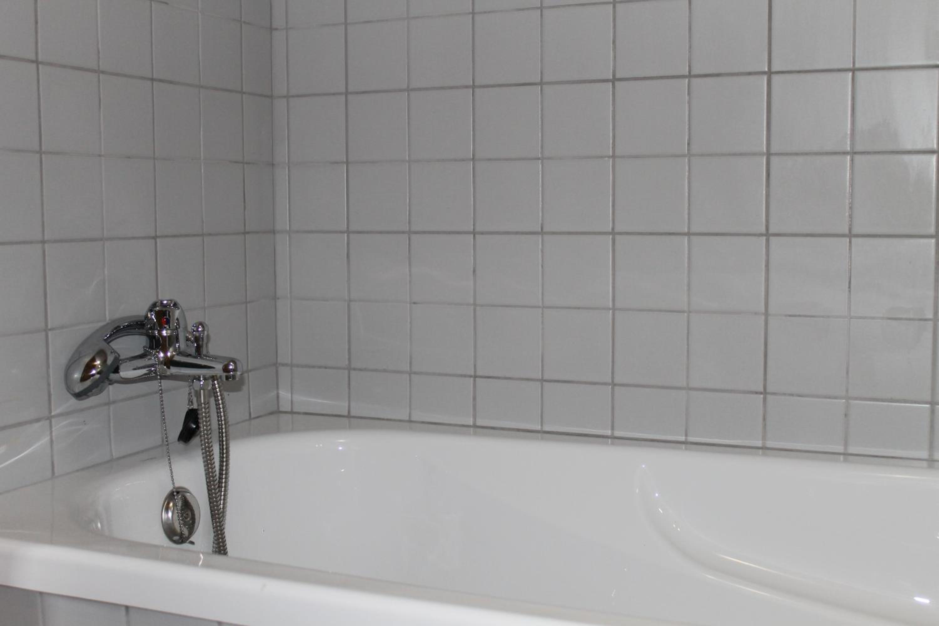 Twin Room with Private Bathroom - Photo 5
