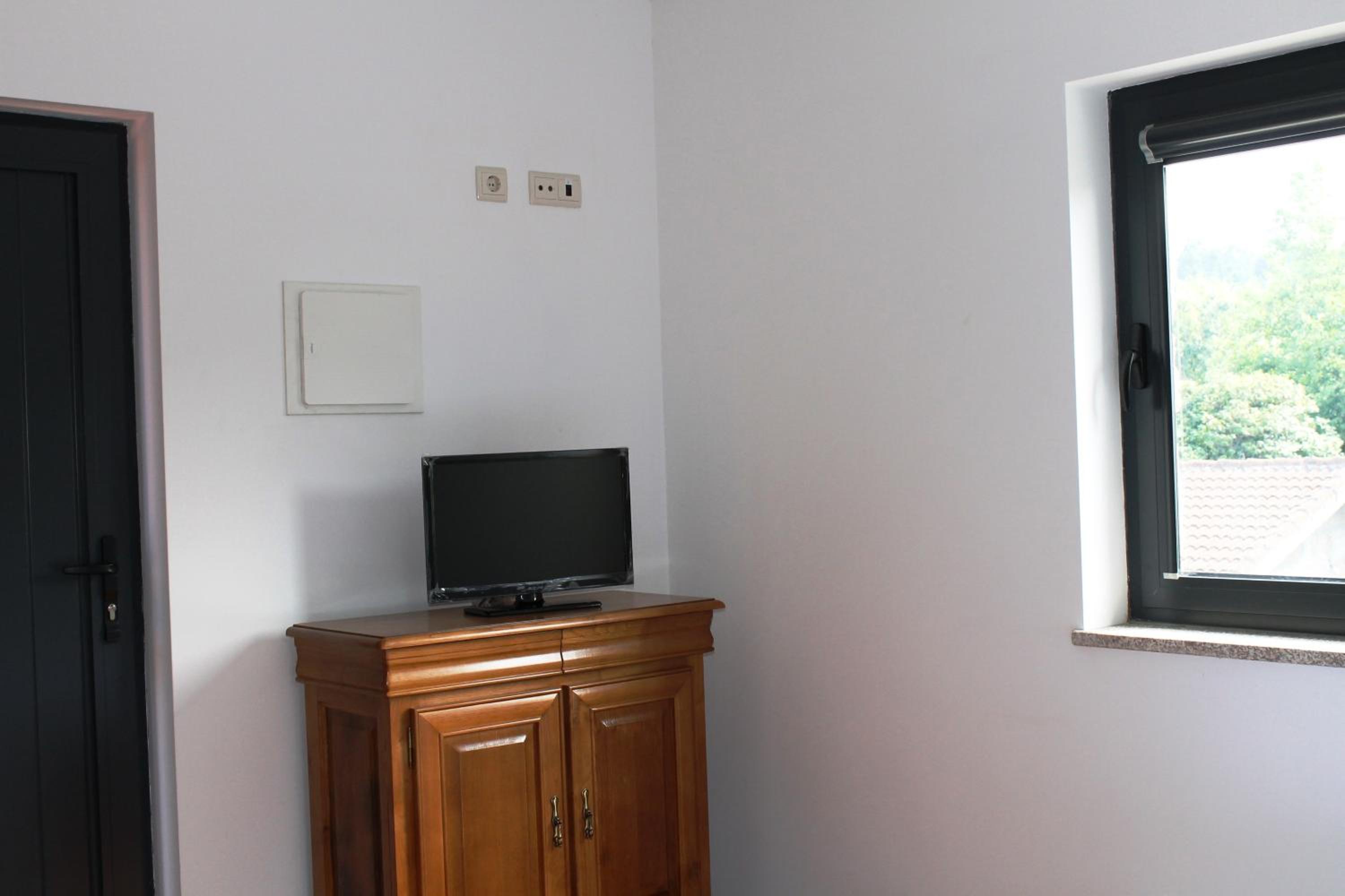 Twin Room with Private Bathroom - Photo 7