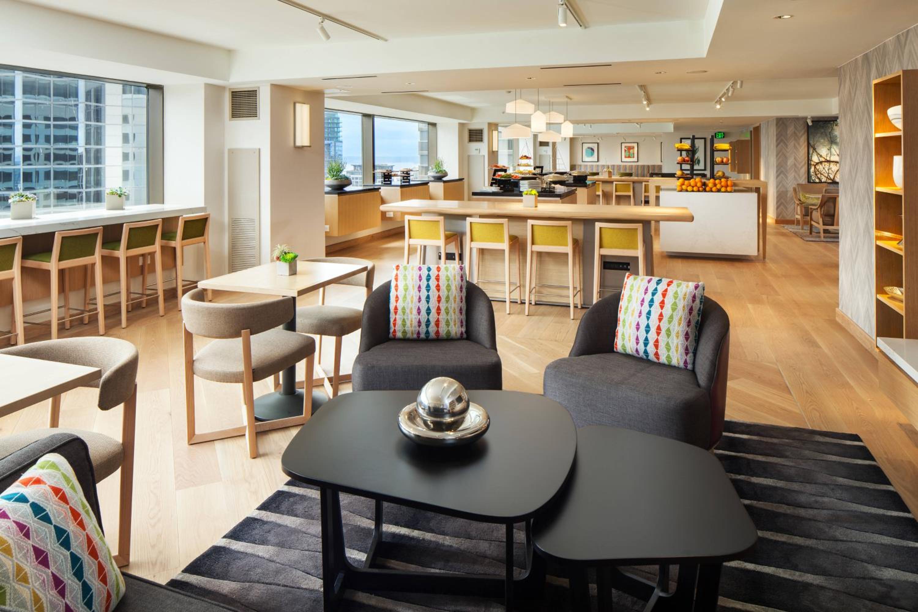 Premium, Club lounge access, Guest room, 2 Double - Photo 3